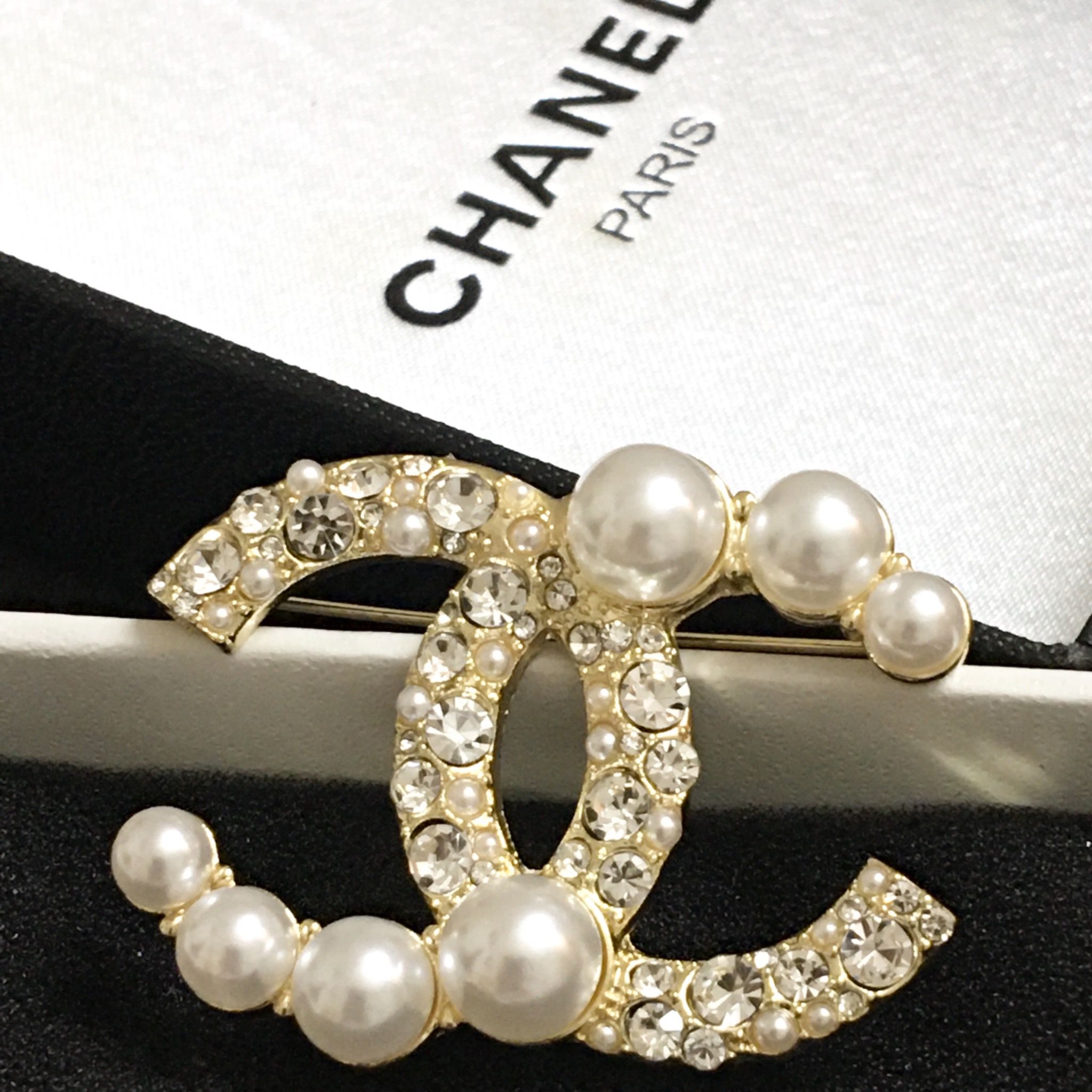 Cài Áo - Chanel Màu Vàng Ngọc Trai & Pha Lê Trắng (BI)