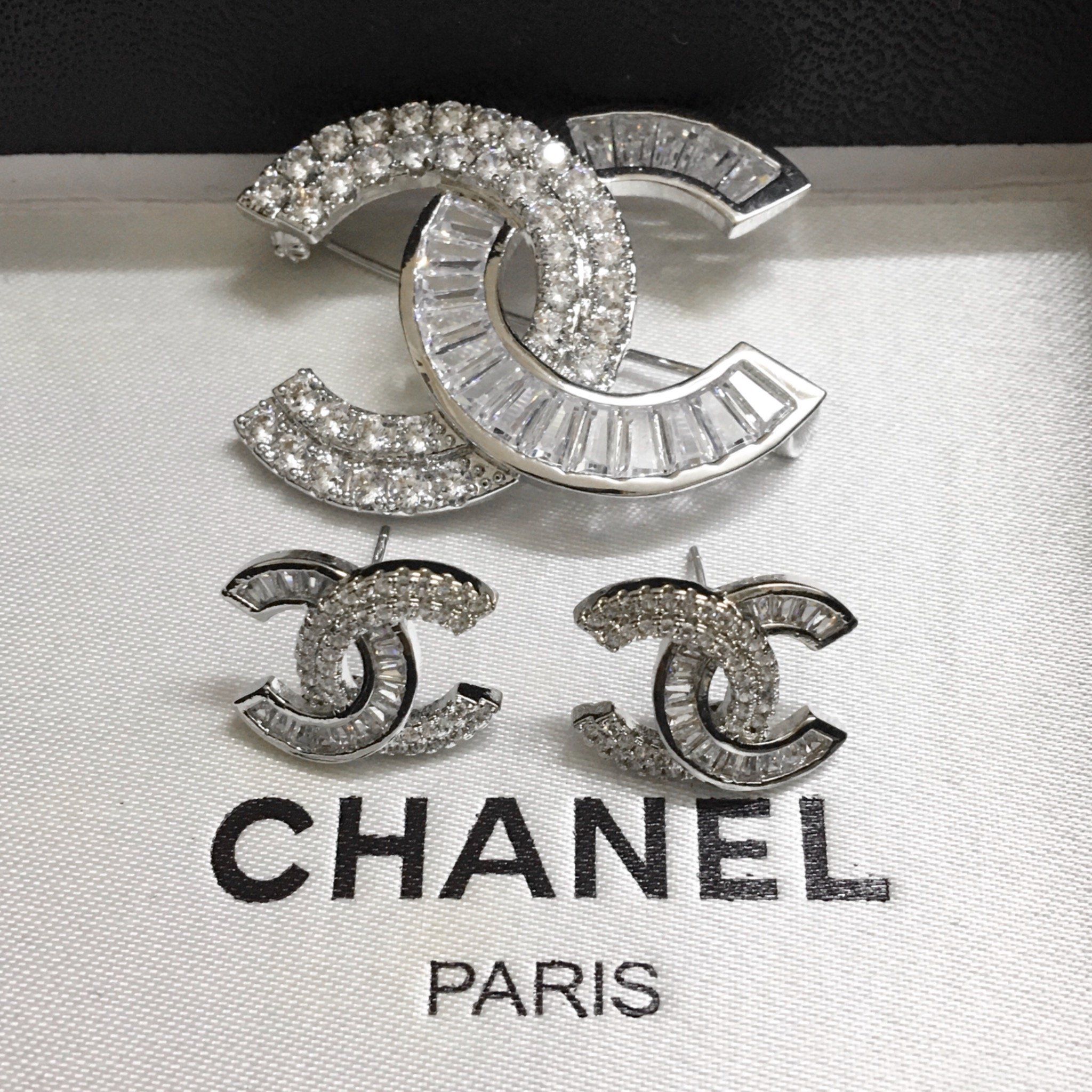 Bộ Trang Sức Chanel Trắng - Cài Áo & Bông Tai Pha Lê (AH)