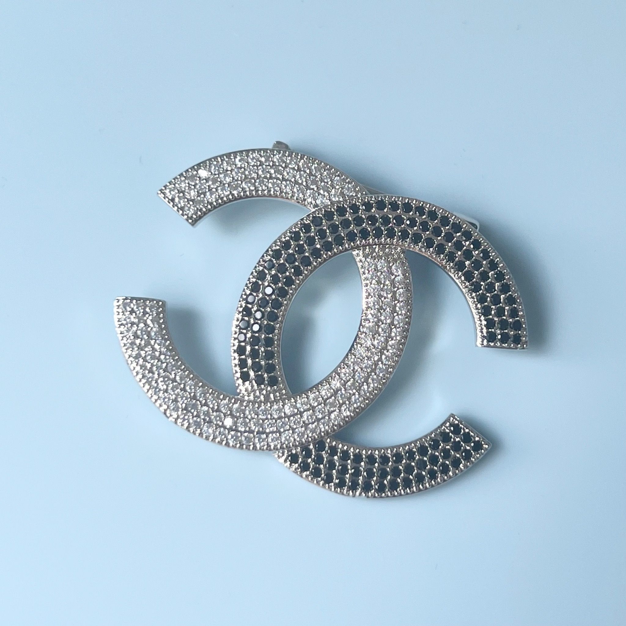 Cài Áo Chanel Màu Trắng Pha Lê Đen & Trắng (CX)