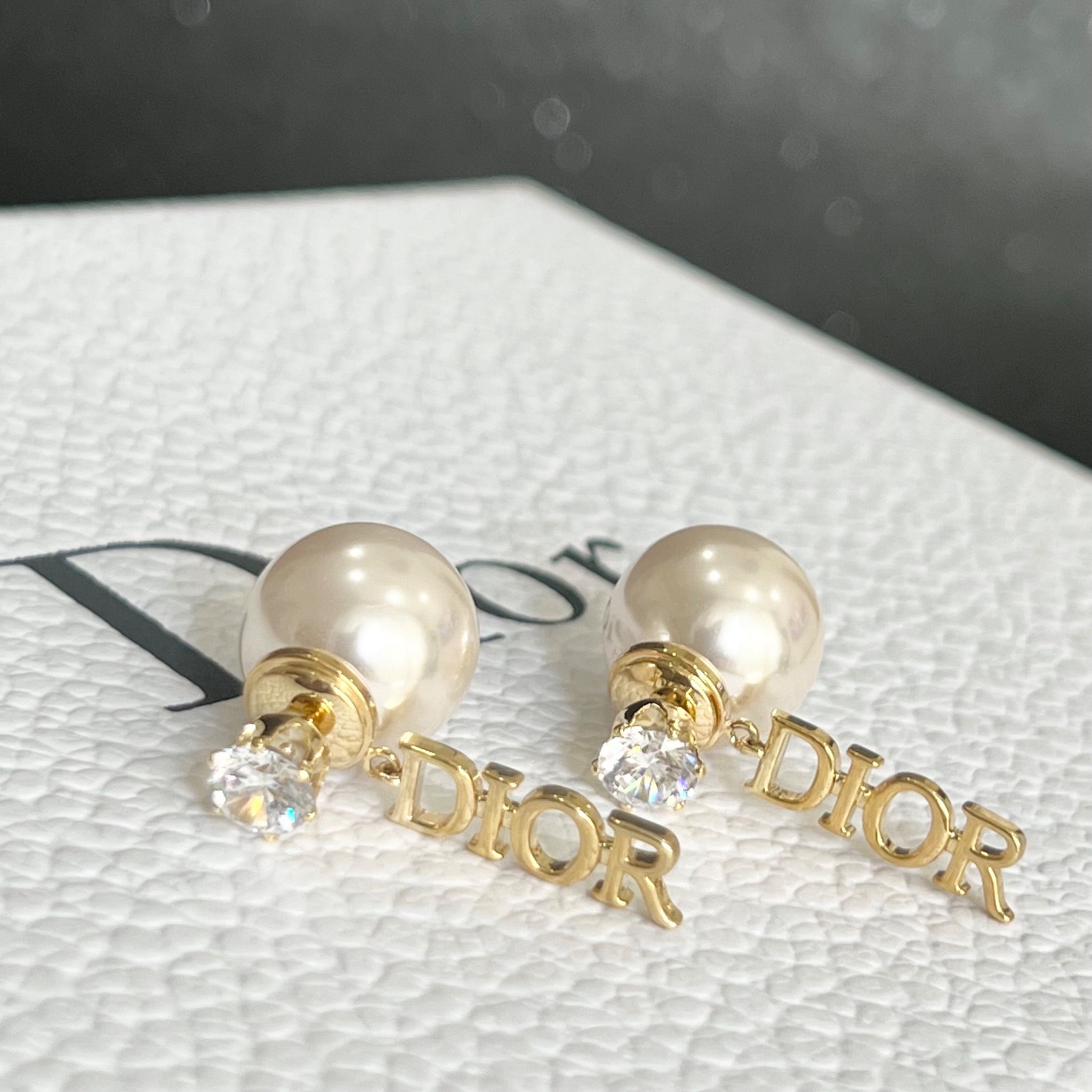 Bông Tai Dior Màu Vàng Ngọc Trai & Pha Lê Trắng (AV) - Có 3 Kiểu Đeo