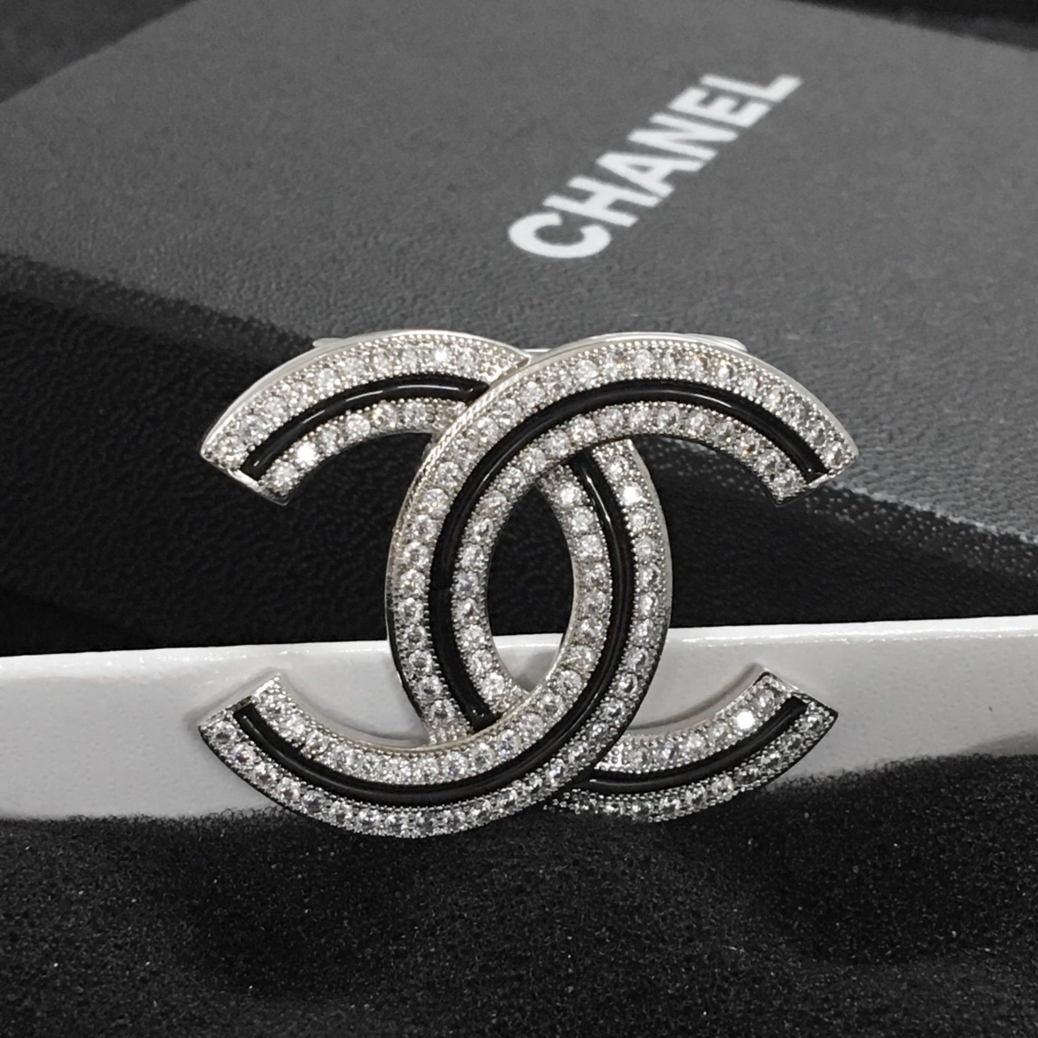 Cài Áo Chanel Màu Trắng Đen Pha Lê (BA)