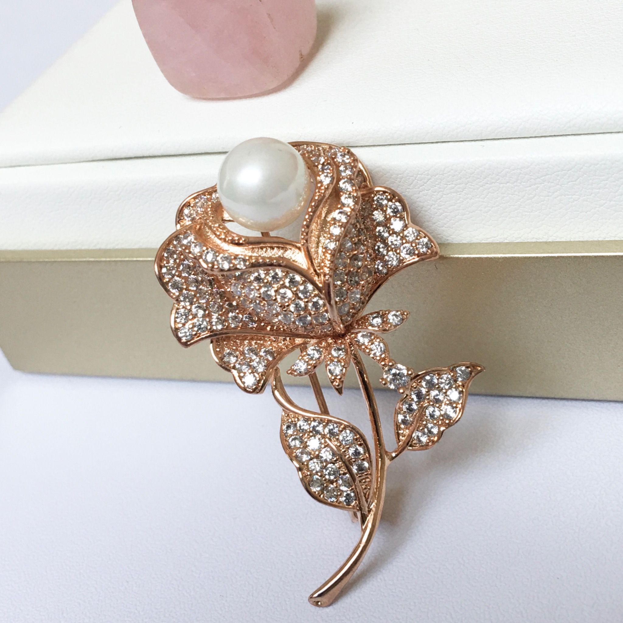 Cài Áo - Hoa Hồng Màu Vàng Hồng Ngọc Trai & Pha Lê Trắng (AW)