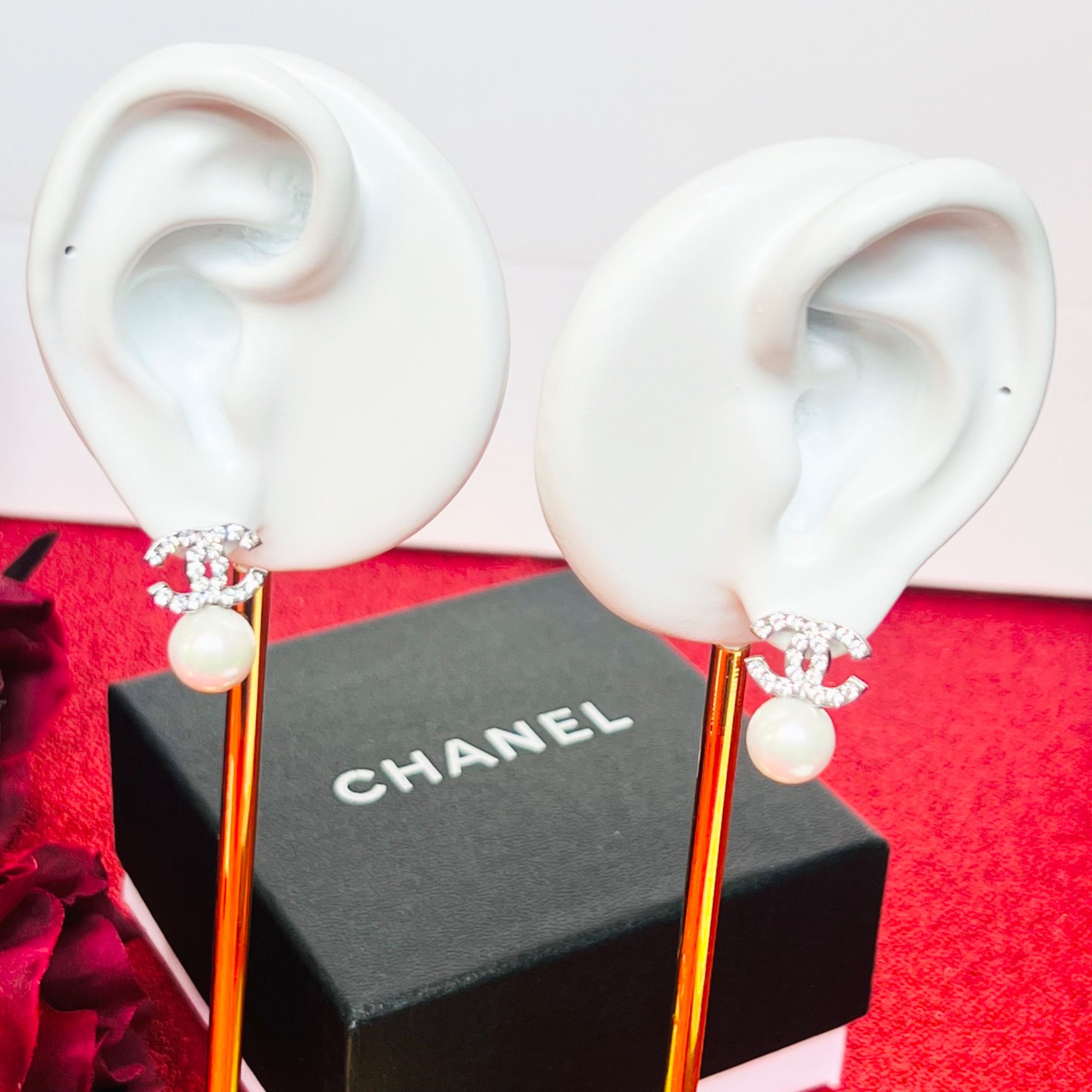 Bông Tai Chanel Màu Trắng Ngọc Trai & Pha Lê (CI)