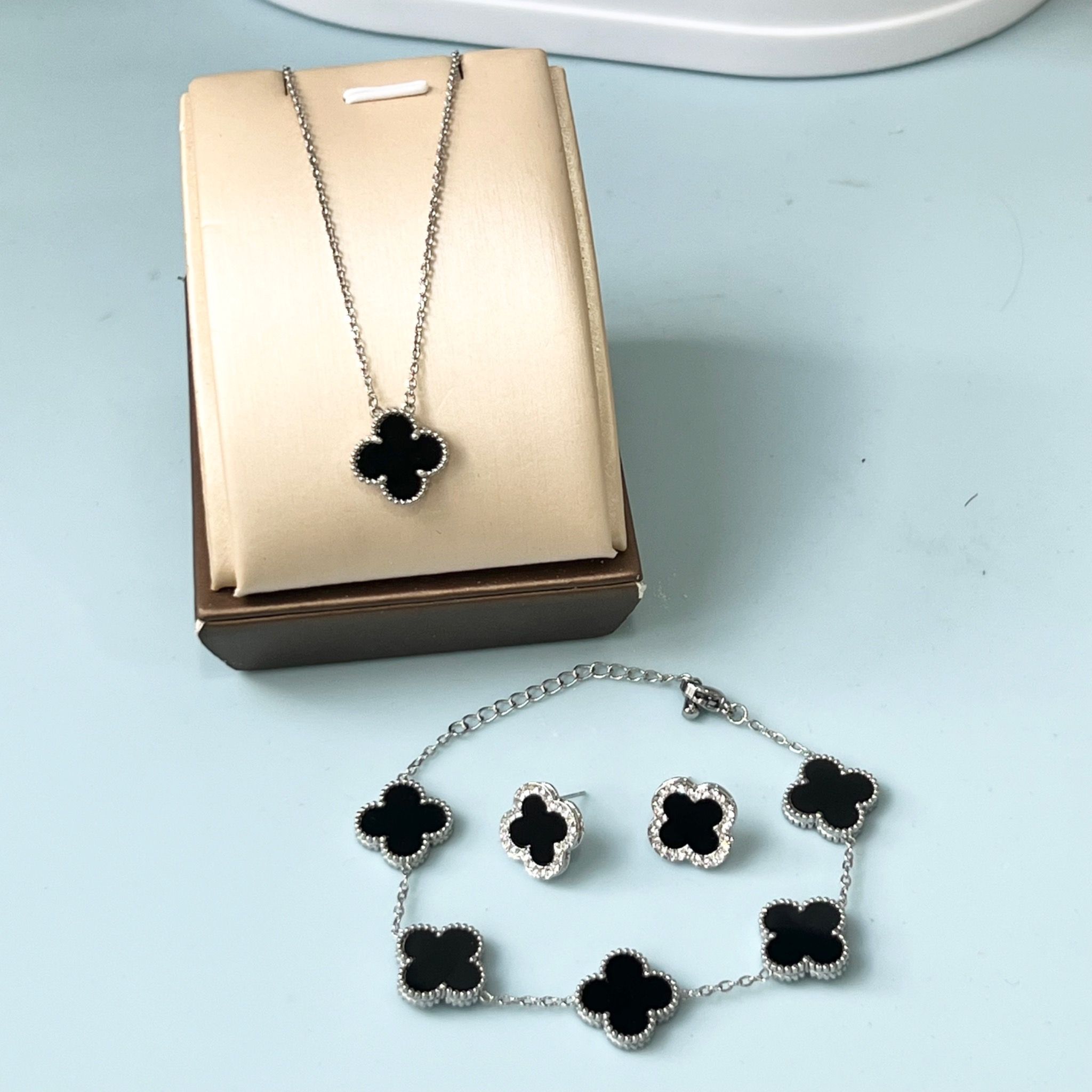 Bộ Trang Sức Cỏ 4 Lá May Mắn Vàng Đen Size 1,5cm - Dây Chuyền, Vòng Tay & Bông Tai Pha Lê (AO)
