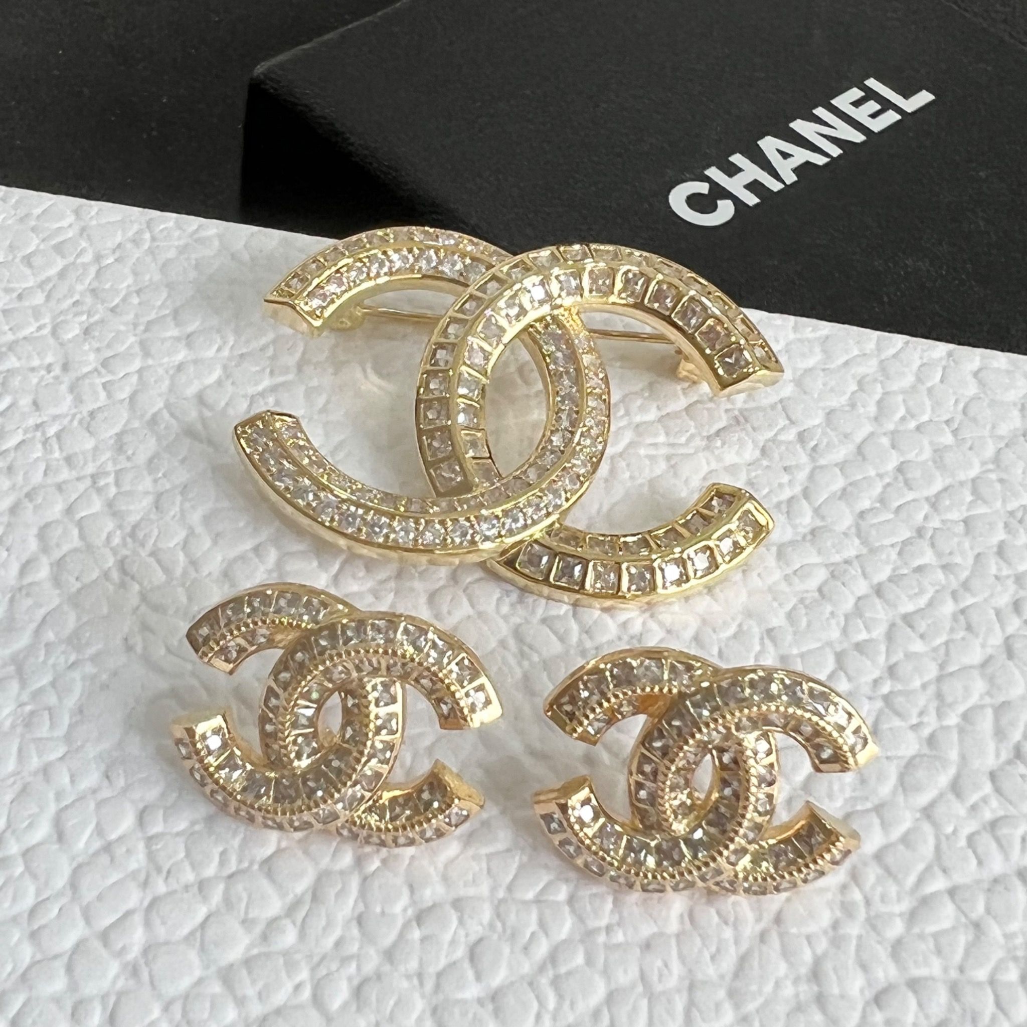 Bộ Trang Sức Chanel Màu Vàng - Cài Áo & Bông Tai Pha Lê Trắng (AK)