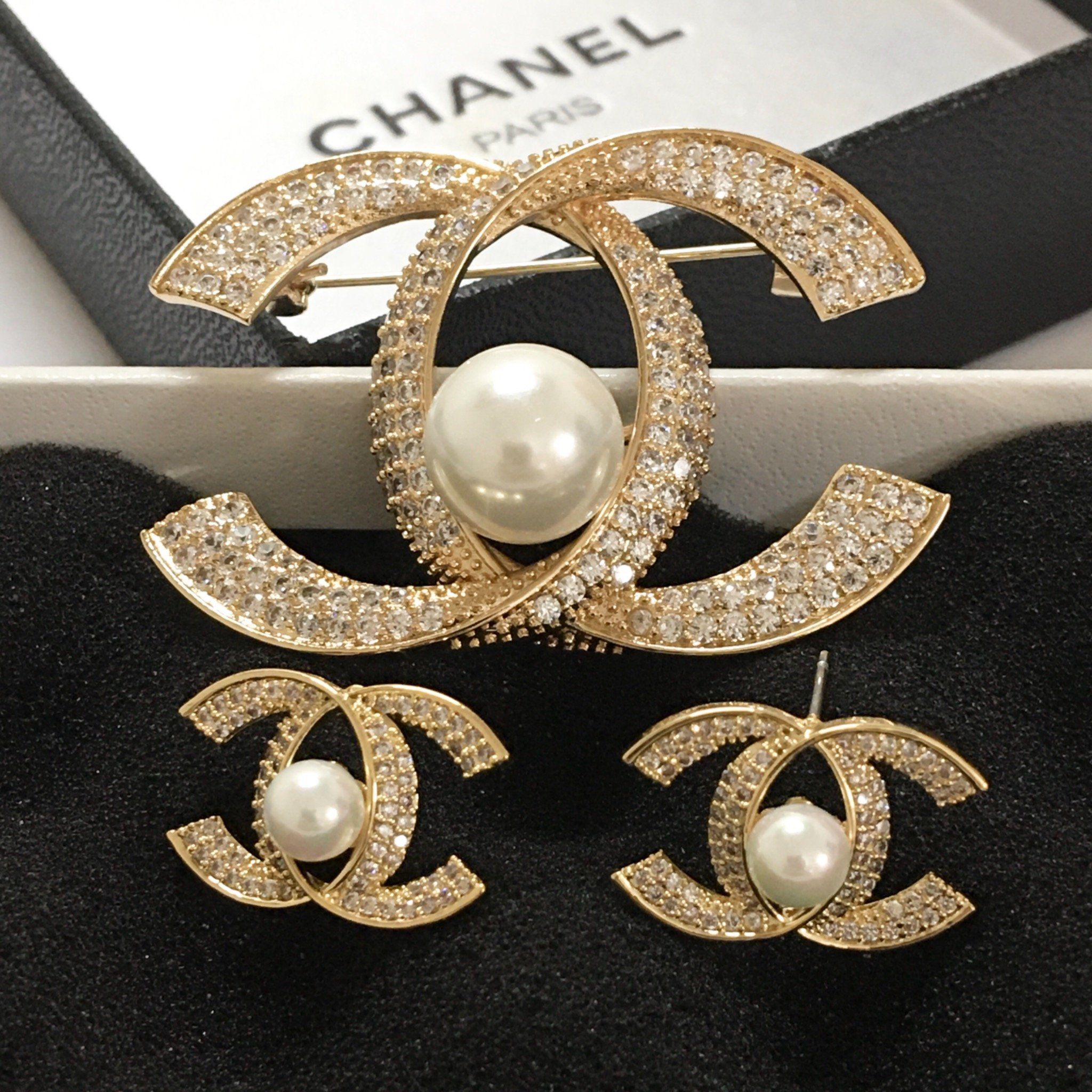 Bộ Trang Sức Chanel Vàng Hồng - Cài Áo & Bông Tai Ngọc Trai & Pha Lê Trắng (AE)