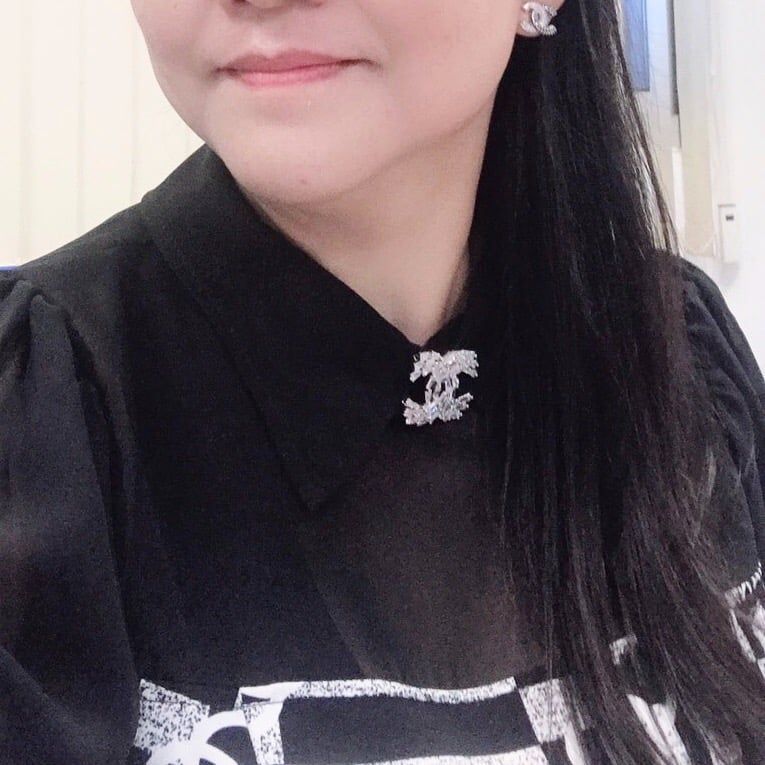 Bộ Trang Sức Chanel Trắng - Cài Áo & Bông Tai Pha Lê (AG)