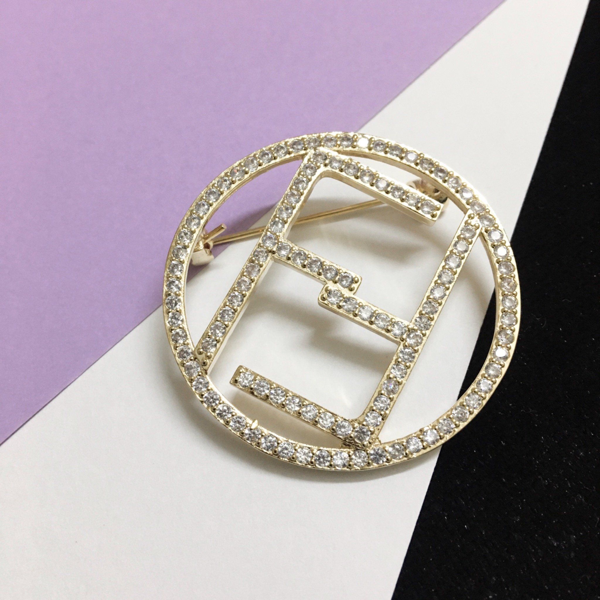 Cài Áo Nam, Nữ - Fendi Màu Vàng Pha Lê Trắng (AA)