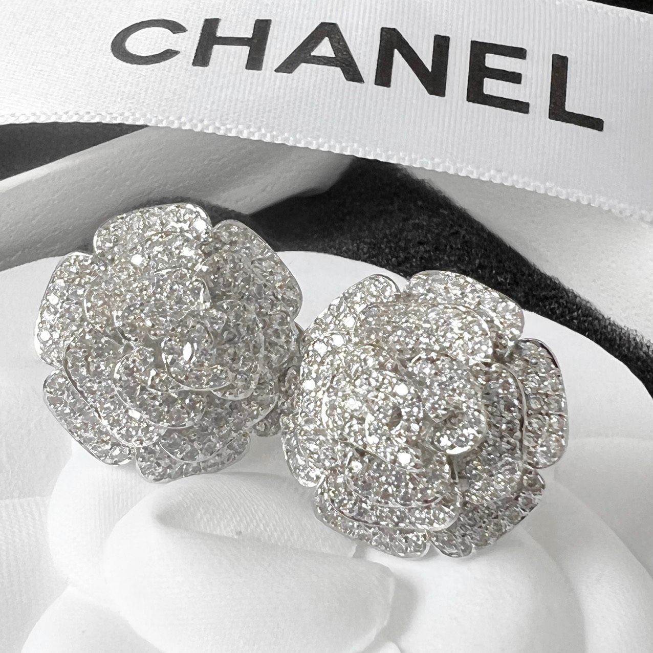 Bộ Trang Sức Hoa Trà Chanel Trắng - Cài Áo & Bông Tai Pha Lê (AJ)
