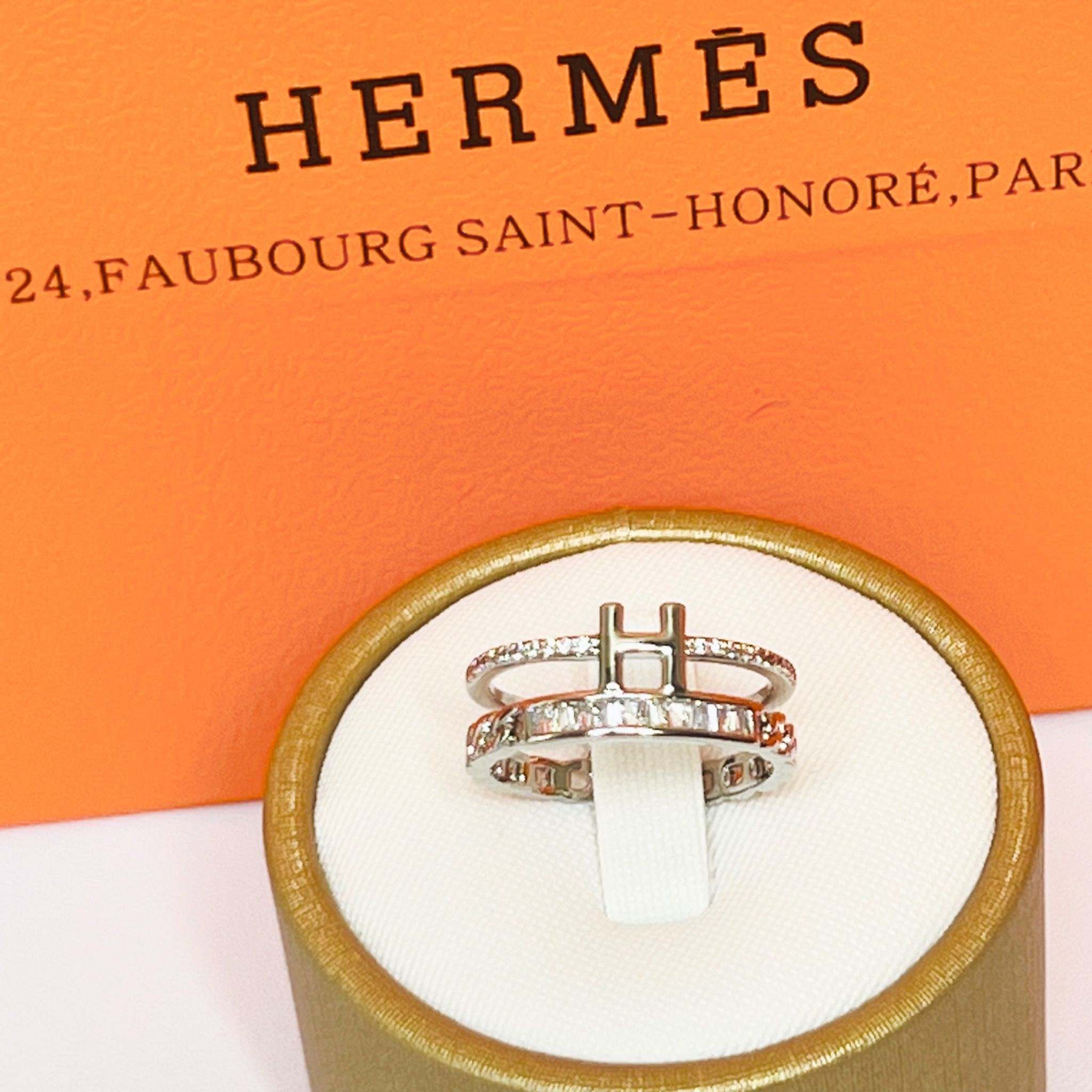 Bộ Trang Sức Hermes Trắng - Vòng Tay, Nhẫn & Bông Tai Pha Lê (AA)