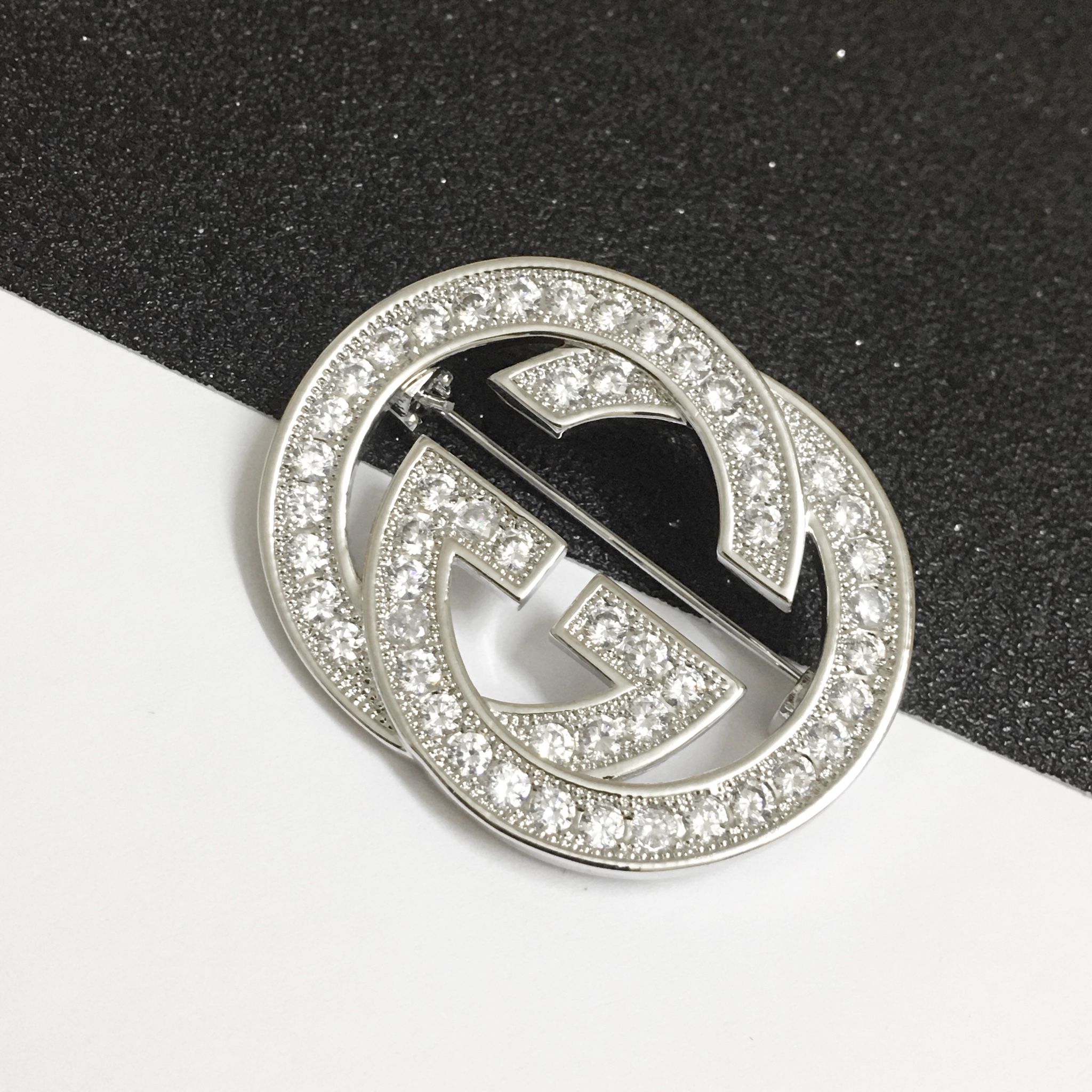 Cài Áo Nam, Nữ - Gucci Màu Trắng Pha Lê (AA)