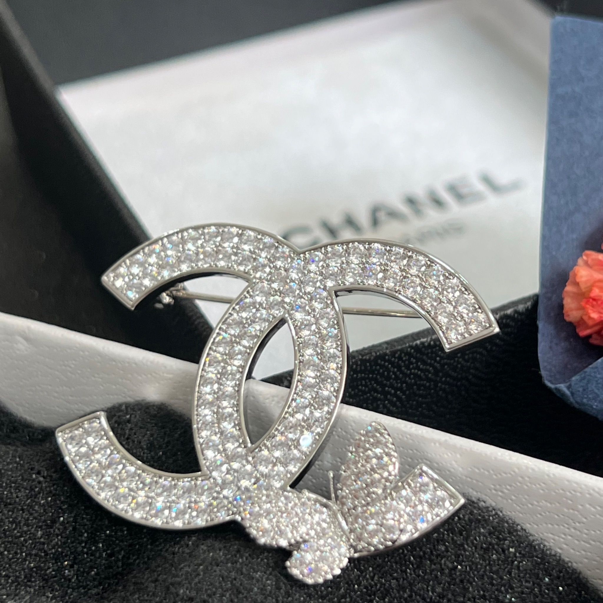 Cài Áo Chanel & Con Bướm Màu Trắng Pha Lê (CQ)