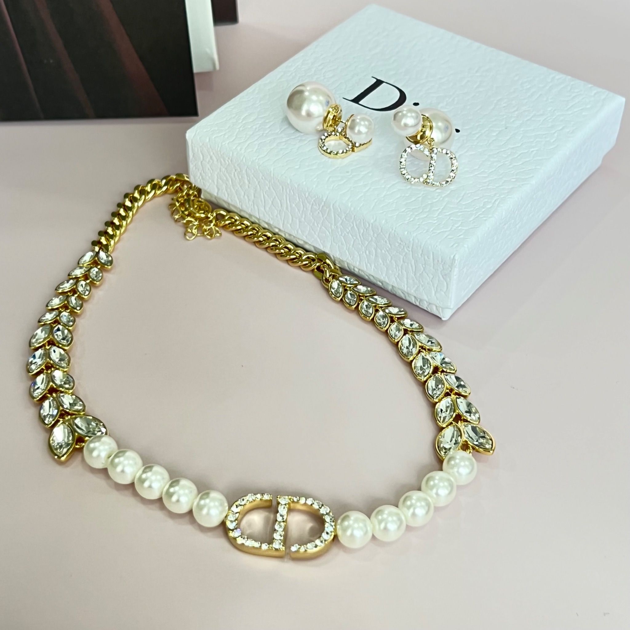 Bộ Trang Sức Di.oor Trắng - Vòng cổ Choker & Bông Tai Ngọc Trai, Pha Lê 2 Kiểu Đeo Quý Phái (AL)