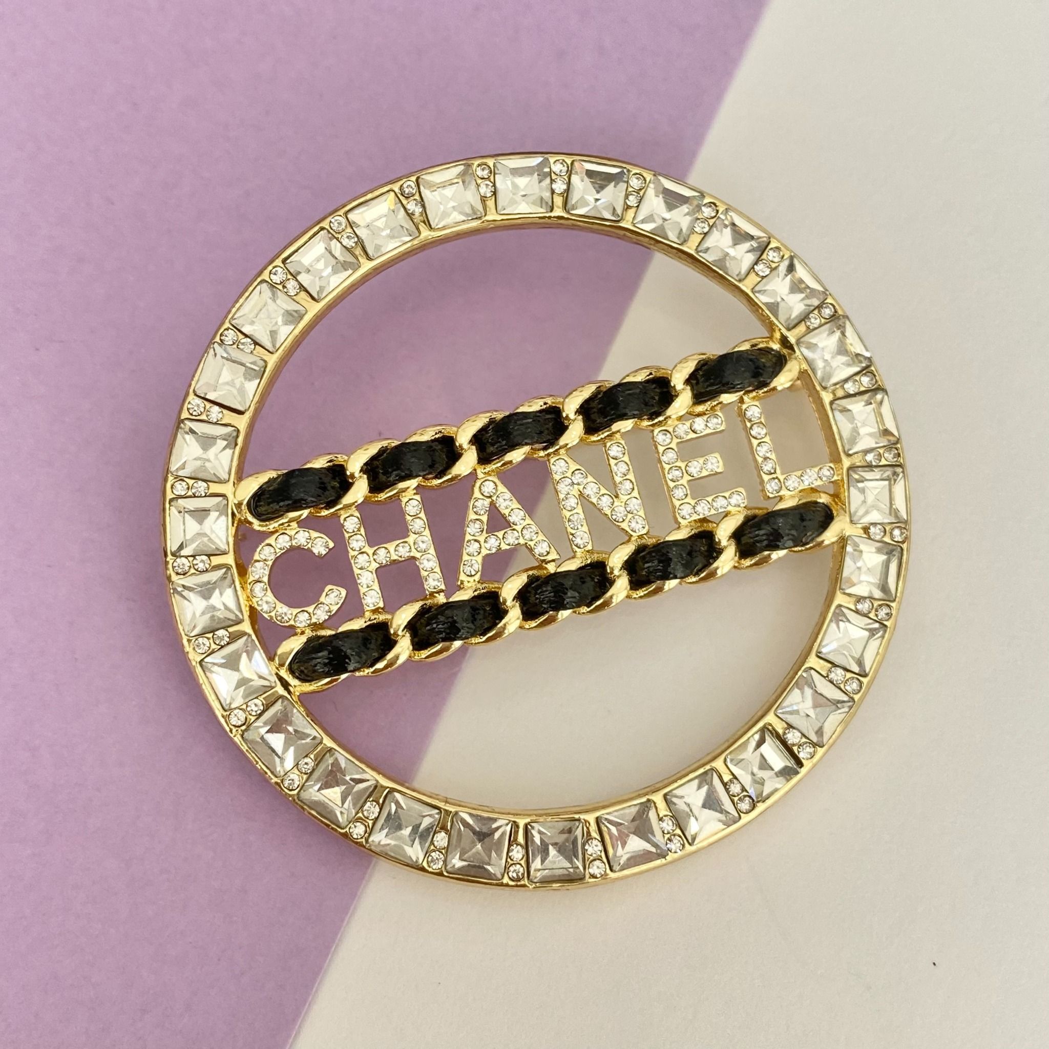 Cài Áo Nam, Nữ - Chanel Màu Vàng Bản To Pha Lê Trắng (BS)