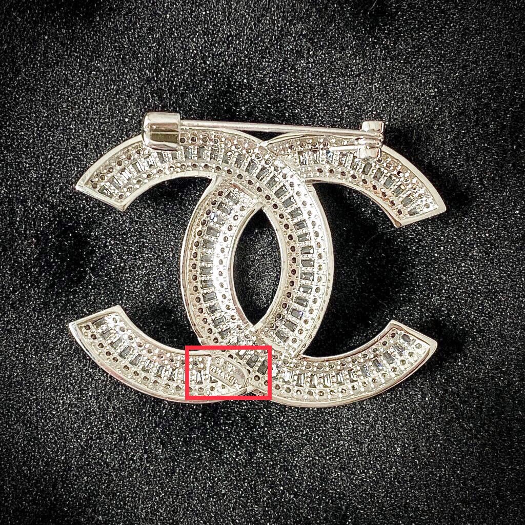 Cài Áo Nam, Nữ - Chanel Màu Trắng Pha Lê (BR)