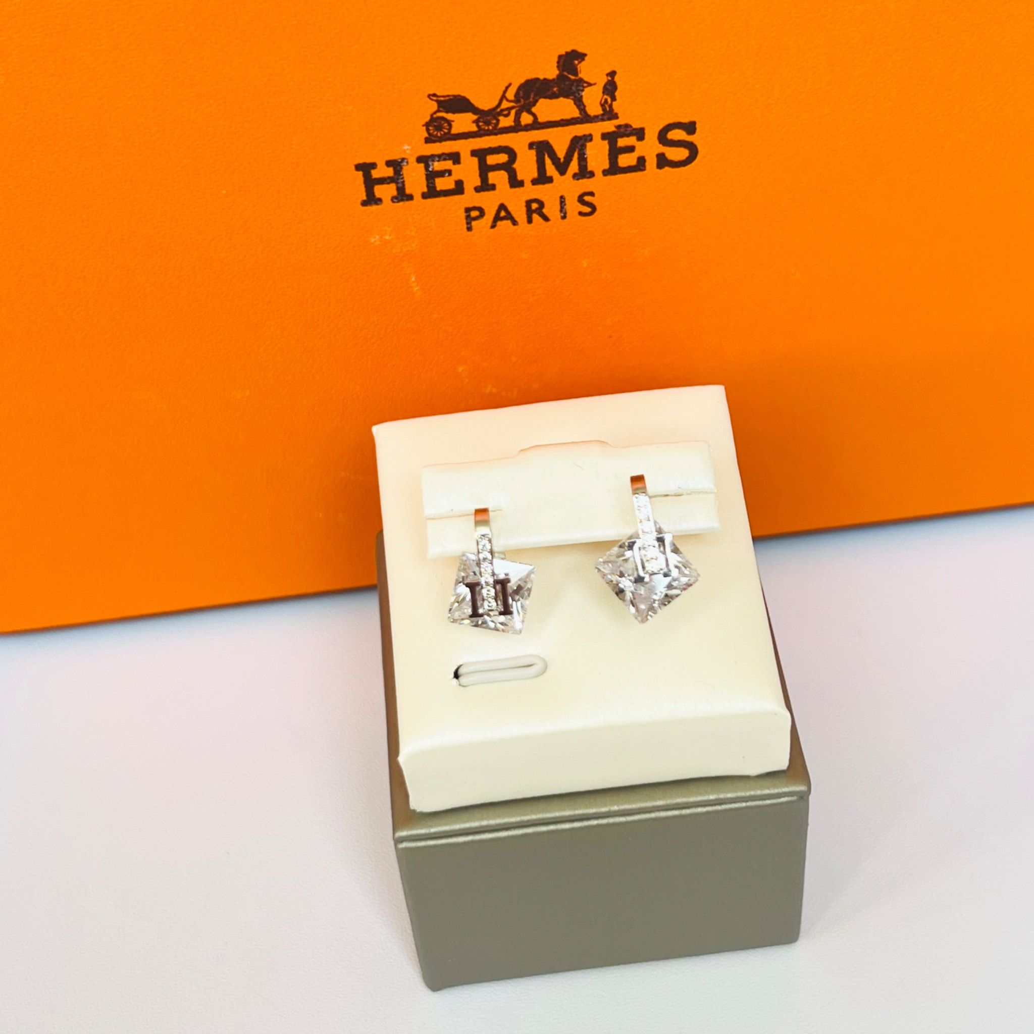 Bộ Trang Sức Hermes Trắng - Vòng Tay, Nhẫn & Bông Tai Pha Lê (AC)
