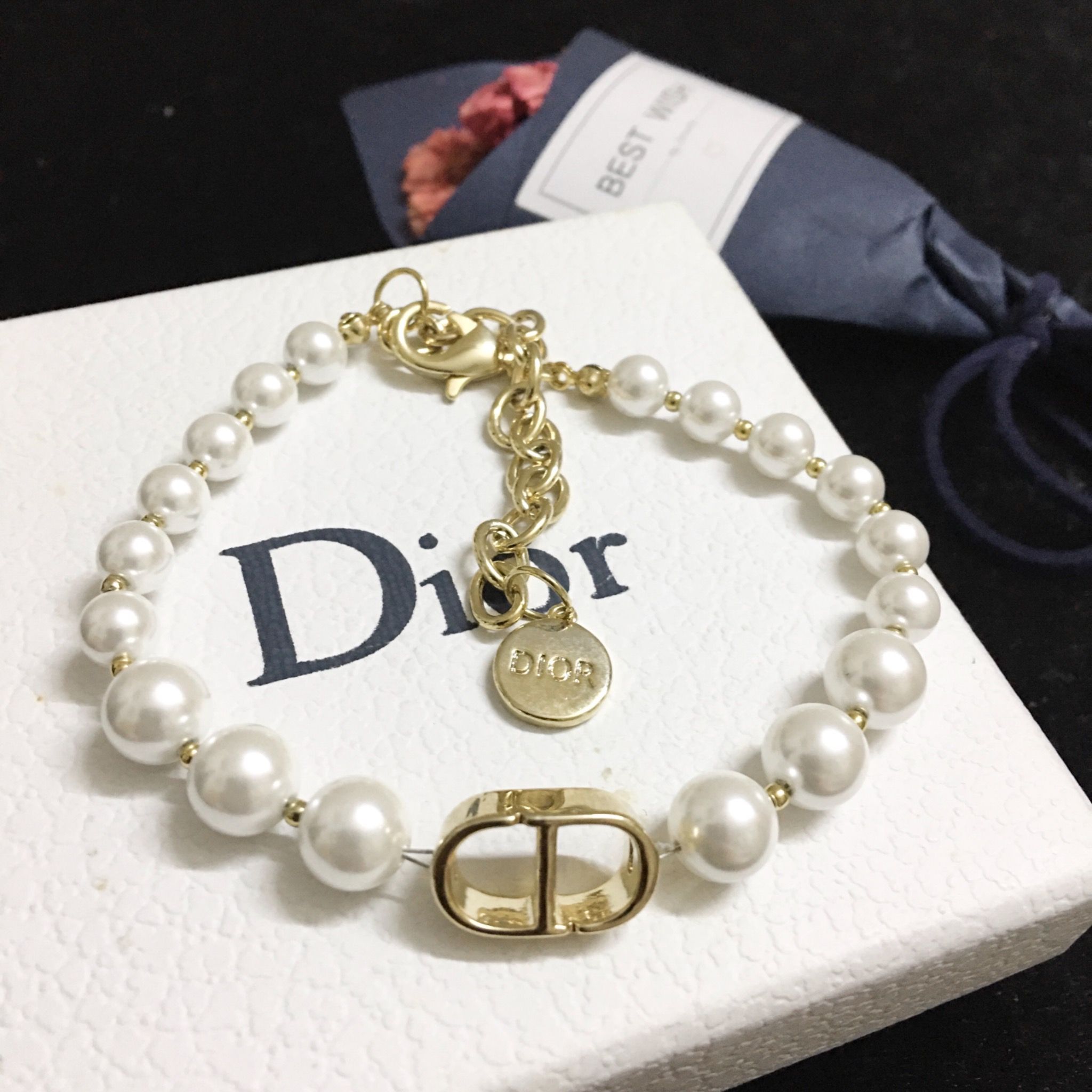 Vòng Tay Dior Màu Vàng Ngọc Trai Trắng Quý Phái (AA)