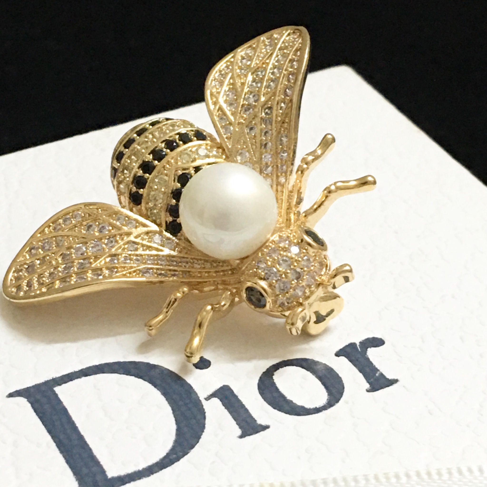 Cài Áo & Mặt Dây Chuyền - Con Ong Dior Màu Vàng Hồng Ngọc trai & Pha Lê Đen, Trắng (AI)