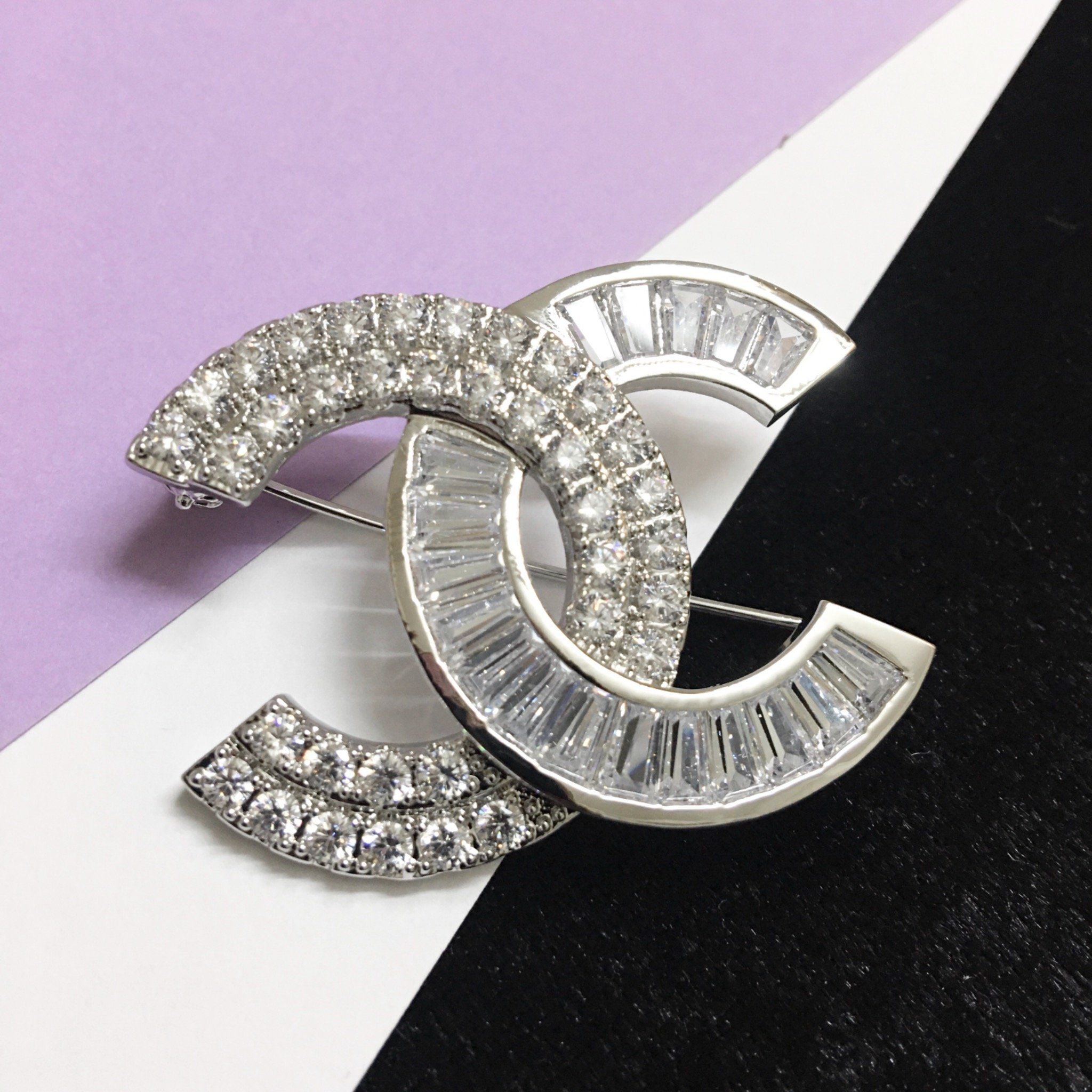 Bộ Trang Sức Chanel Trắng - Cài Áo & Bông Tai Pha Lê (AH)