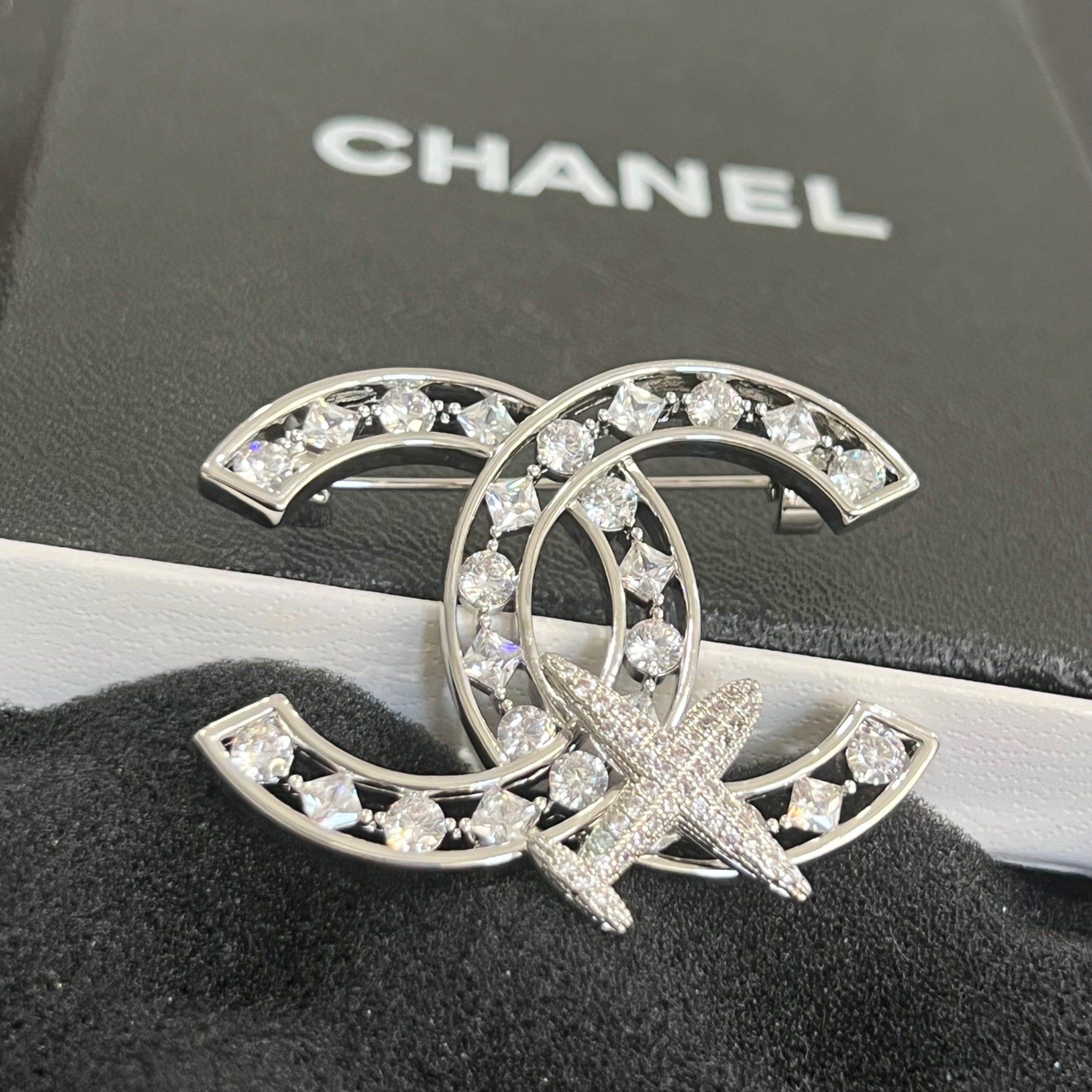 Cài Áo Chanel Máy Bay Màu Trắng Pha Lê (CO)