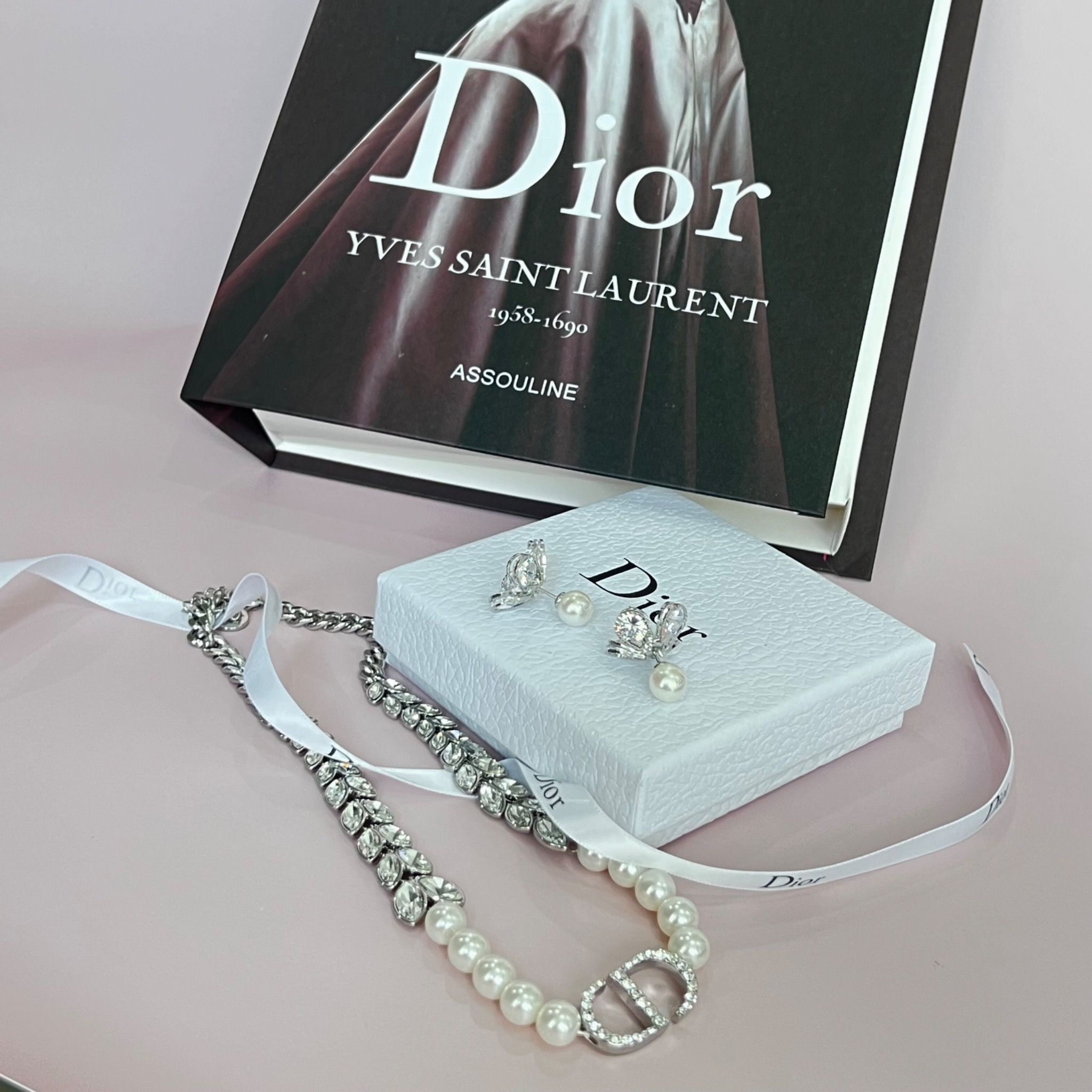 Bộ Trang Sức Dior Trắng - Vòng cổ Choker & Bông Tai Ngọc Trai, Pha Lê 2 Kiểu Đeo Quý Phái (AG)