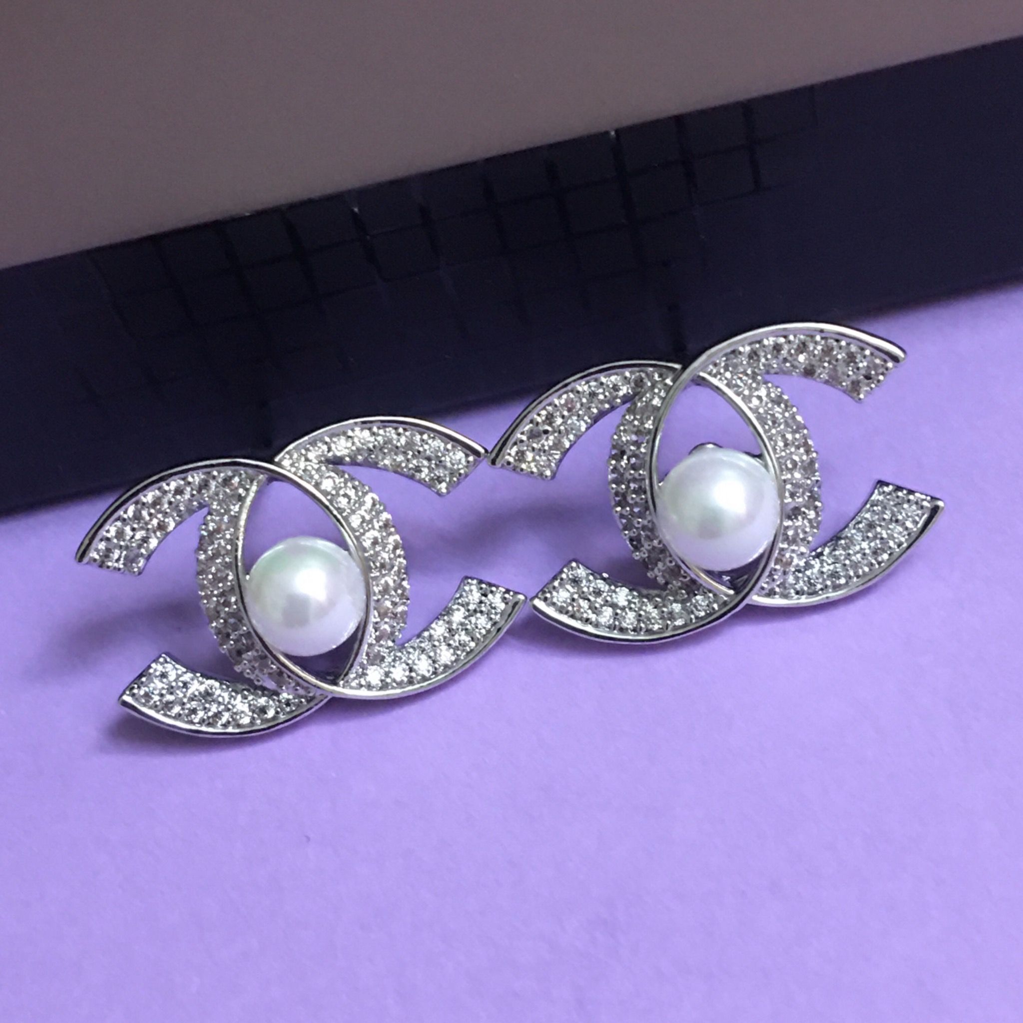 Bông Tai Chanel Màu Trắng Ngọc Trai & Pha Lê (AK)