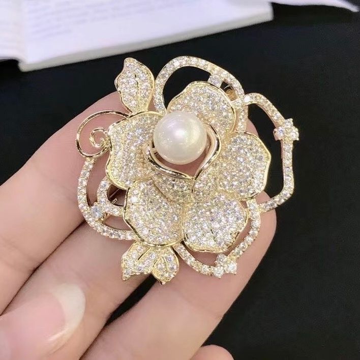 Cài Áo - Hoa Hồng Vàng Ngọc Trai & Pha Lê Trắng (AK)