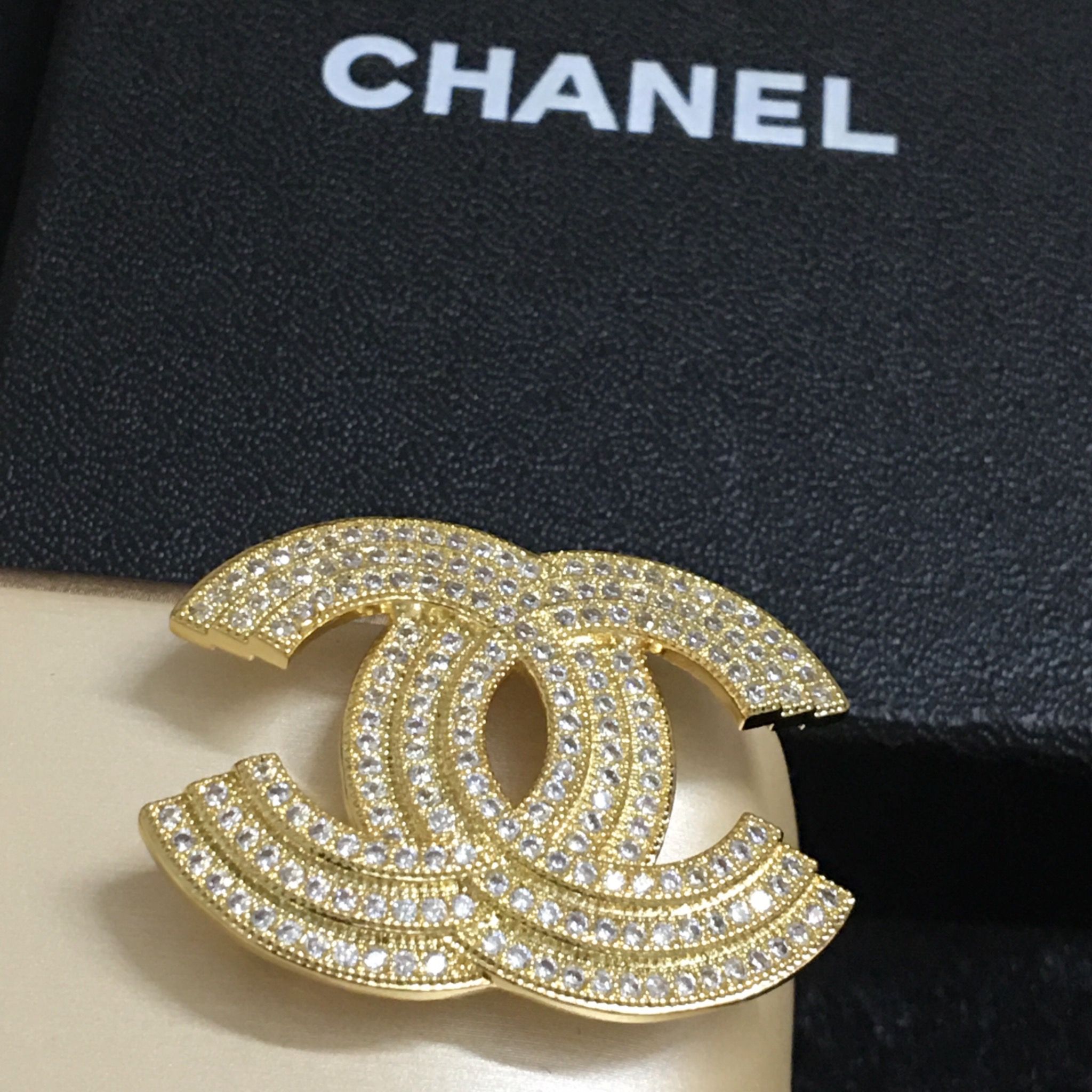 Cài Áo Nam, Nữ - Chanel Màu Vàng Pha Lê Trắng (BN)