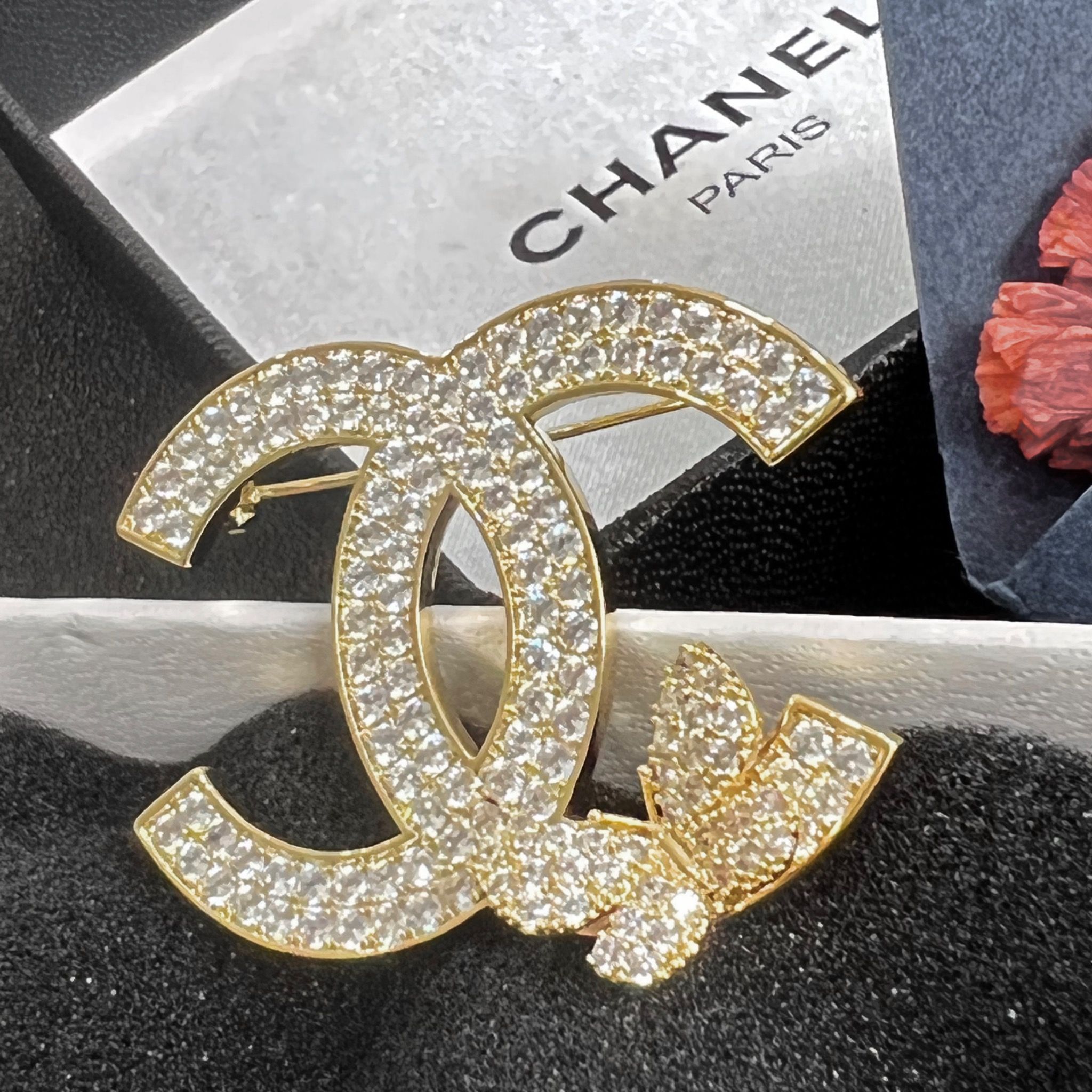 Cài Áo - Chanel & Con Bướm Màu Vàng Pha Lê Trắng (CR)
