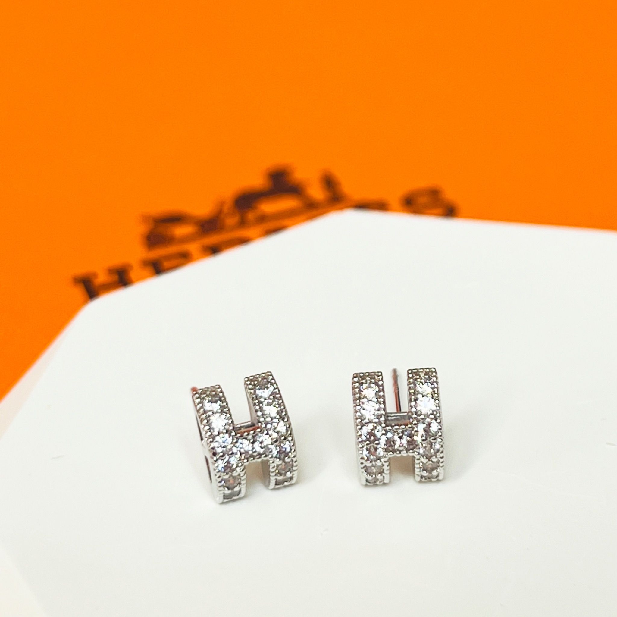 Bộ Trang Sức Hermes Trắng - Vòng Tay, Nhẫn & Bông Tai Pha Lê (AA)