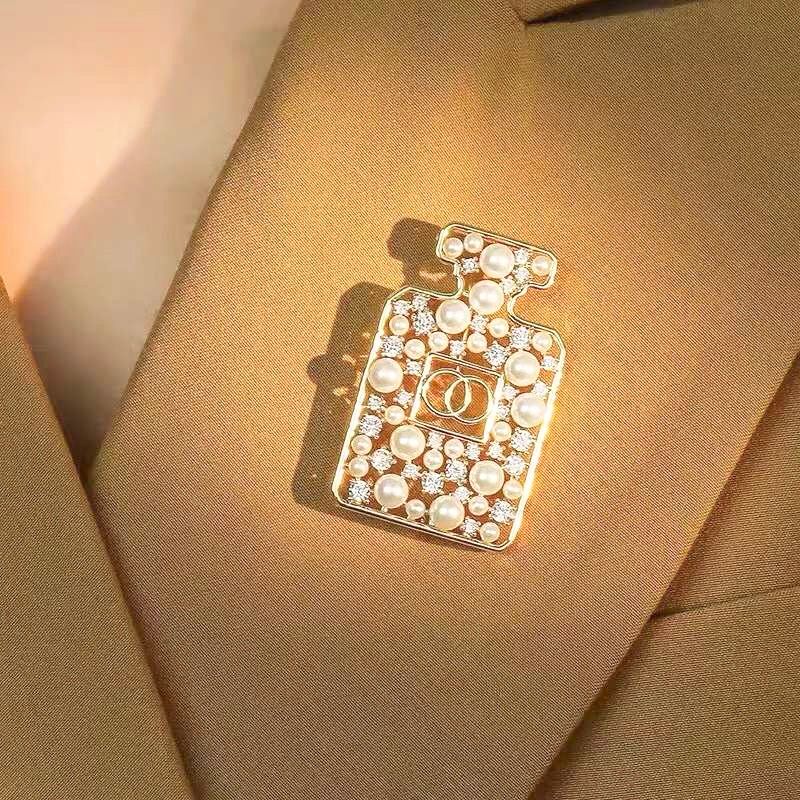 Cài Áo Chanel Chai Nước Hoa Màu Vàng Ngọc Trai & Pha Lê Trắng (CY)