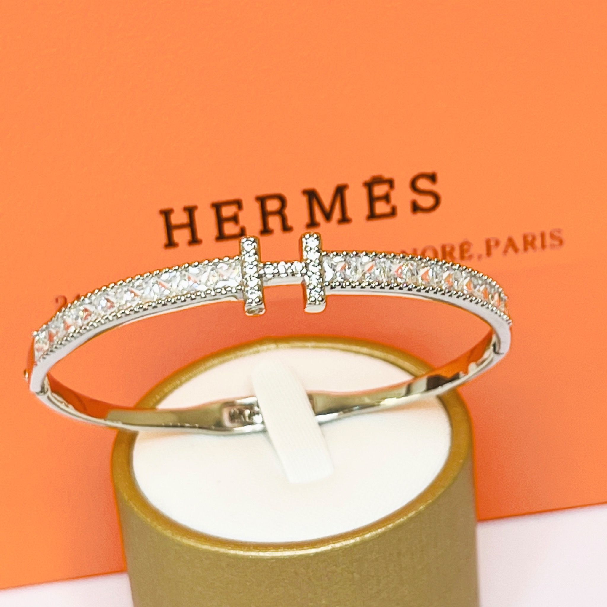 Vòng Tay Hermes Màu Trắng Pha Lê (AG)