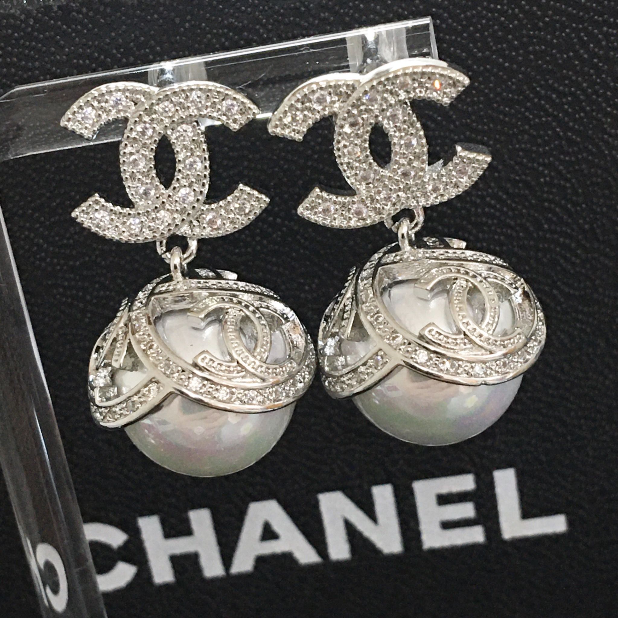 Bông Tai Cha.nnel Màu Trắng Ngọc Trai & Pha Lê (BJ)