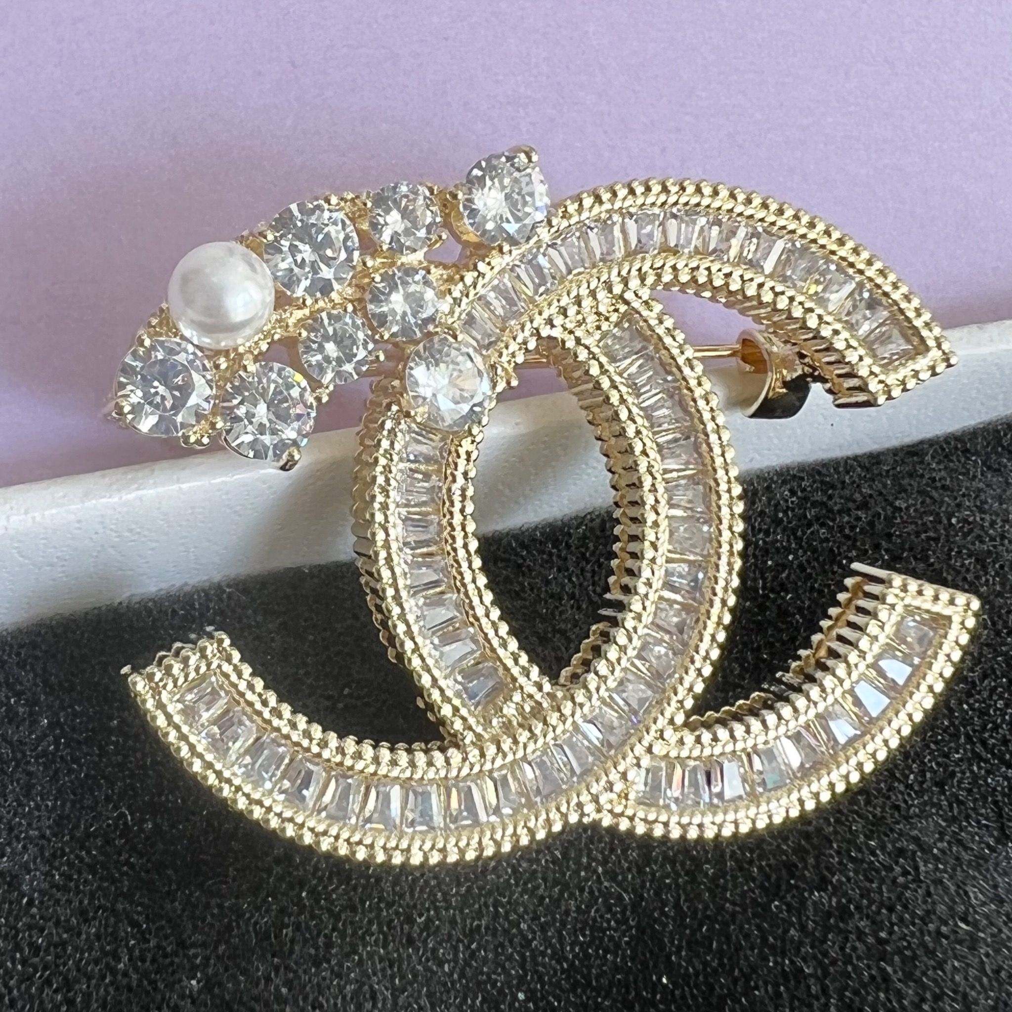 Cài Áo Nam, Nữ - Chanel Màu Vàng Ngọc Trai & Pha Lê Trắng (CF)