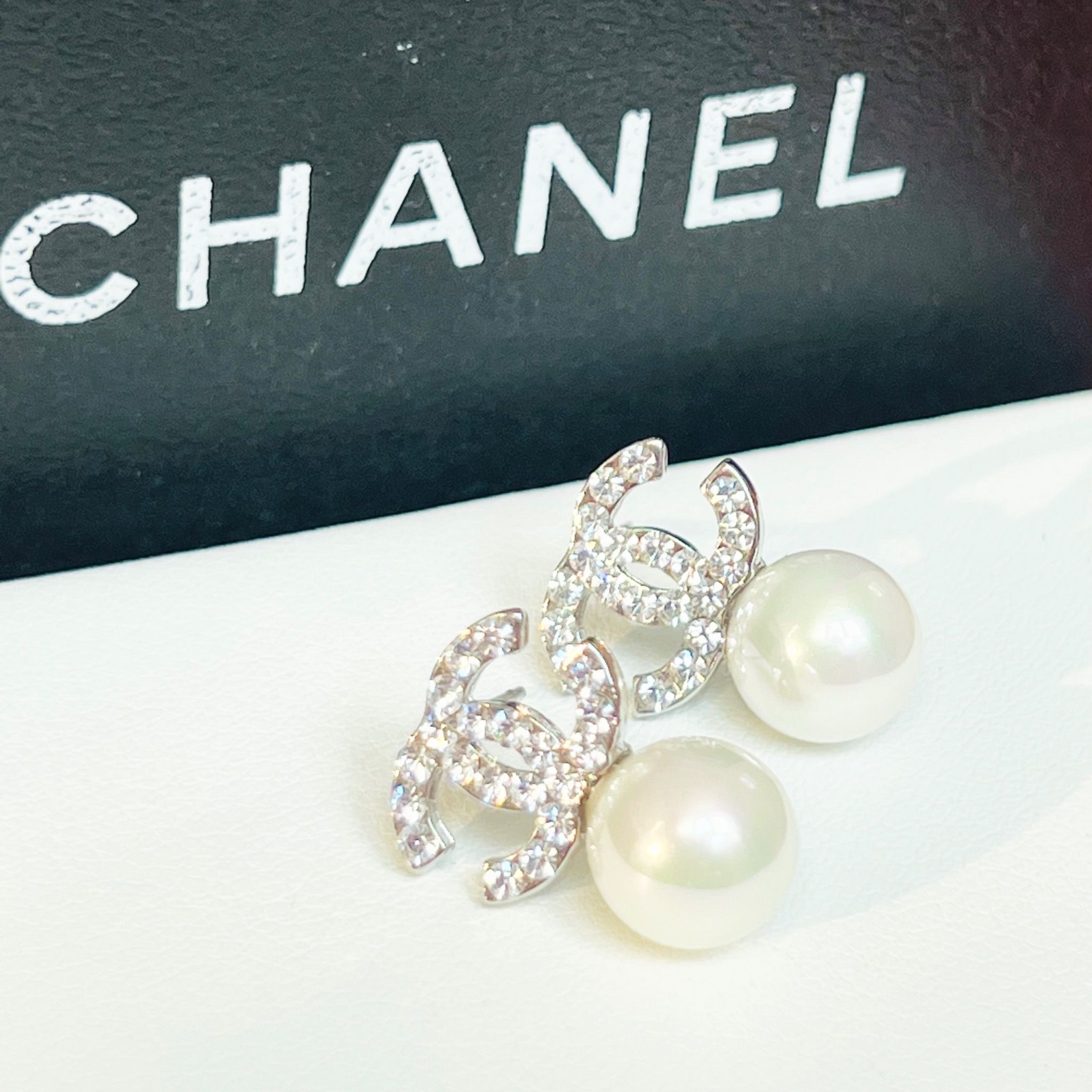 Bông Tai Chanel Màu Trắng Ngọc Trai & Pha Lê (CI)
