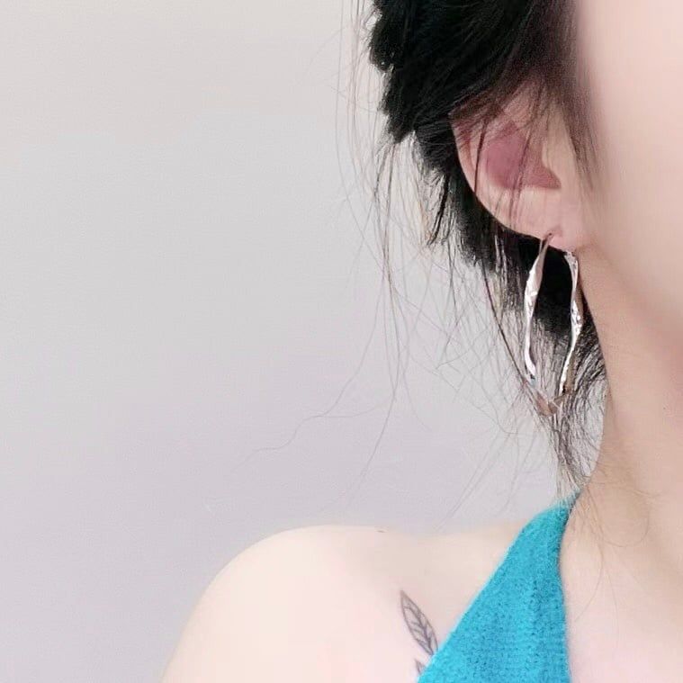 Bông Tai Khoen Tròn Xoắn Màu Trắng 4,5cm (BI)