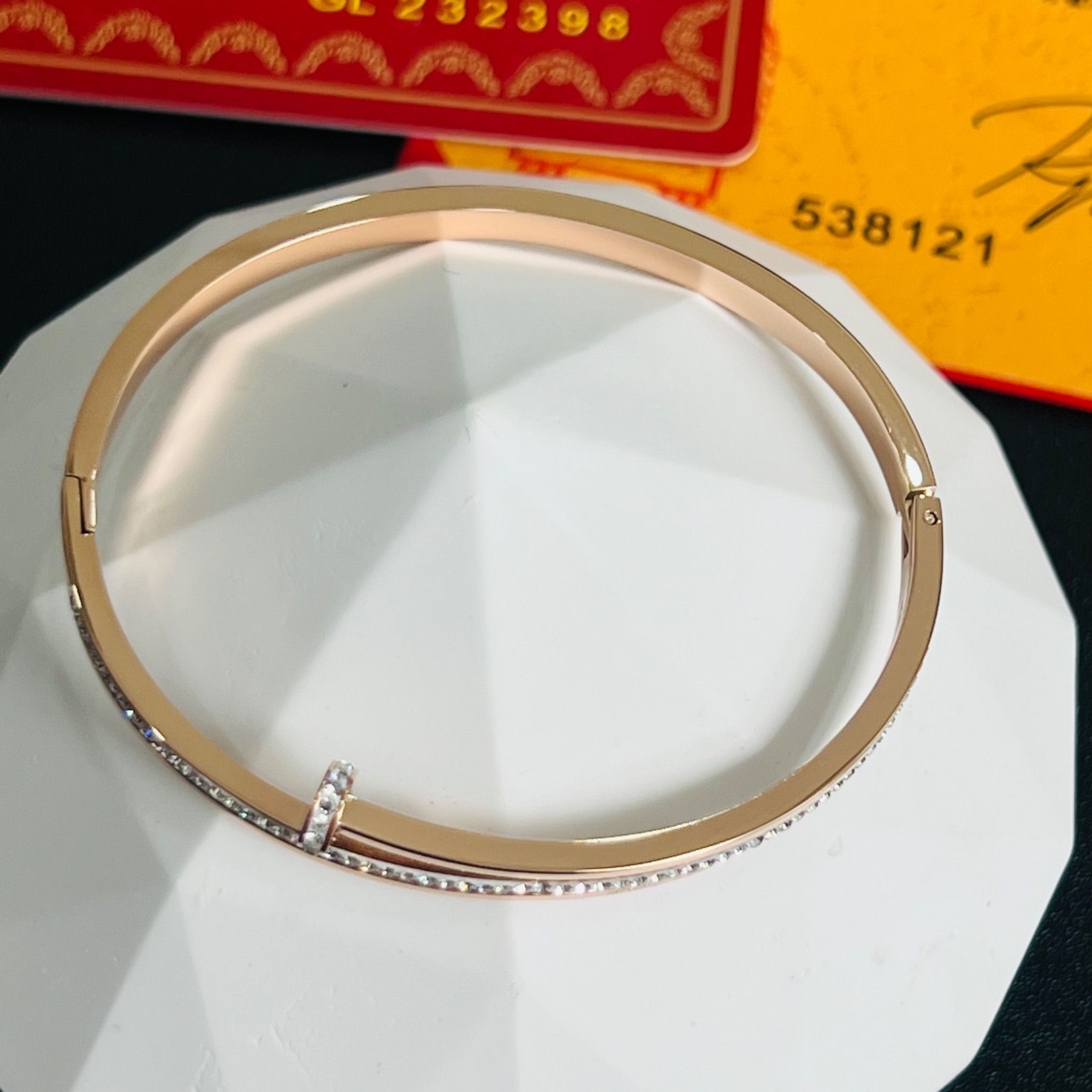 Vòng Tay TiTan Cao Cấp - Cây Đinh Cartier Màu Vàng Hồng Pha Lê (AJ)
