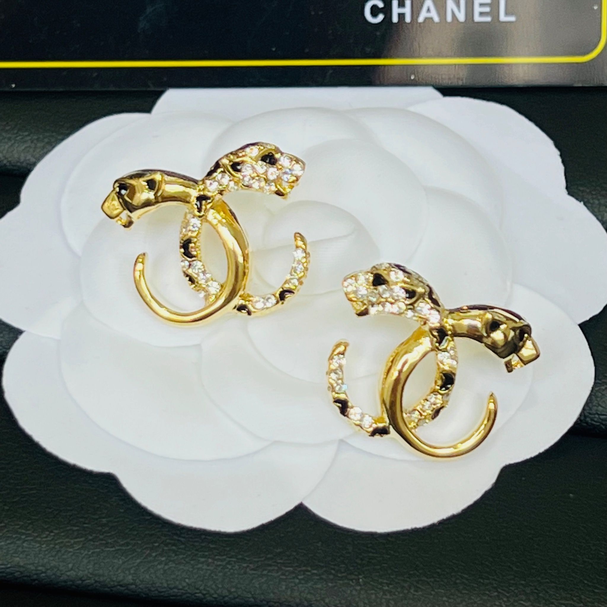 Bông Tai Con Hổ Chanel Bản To Màu Vàng Pha Lê Trắng