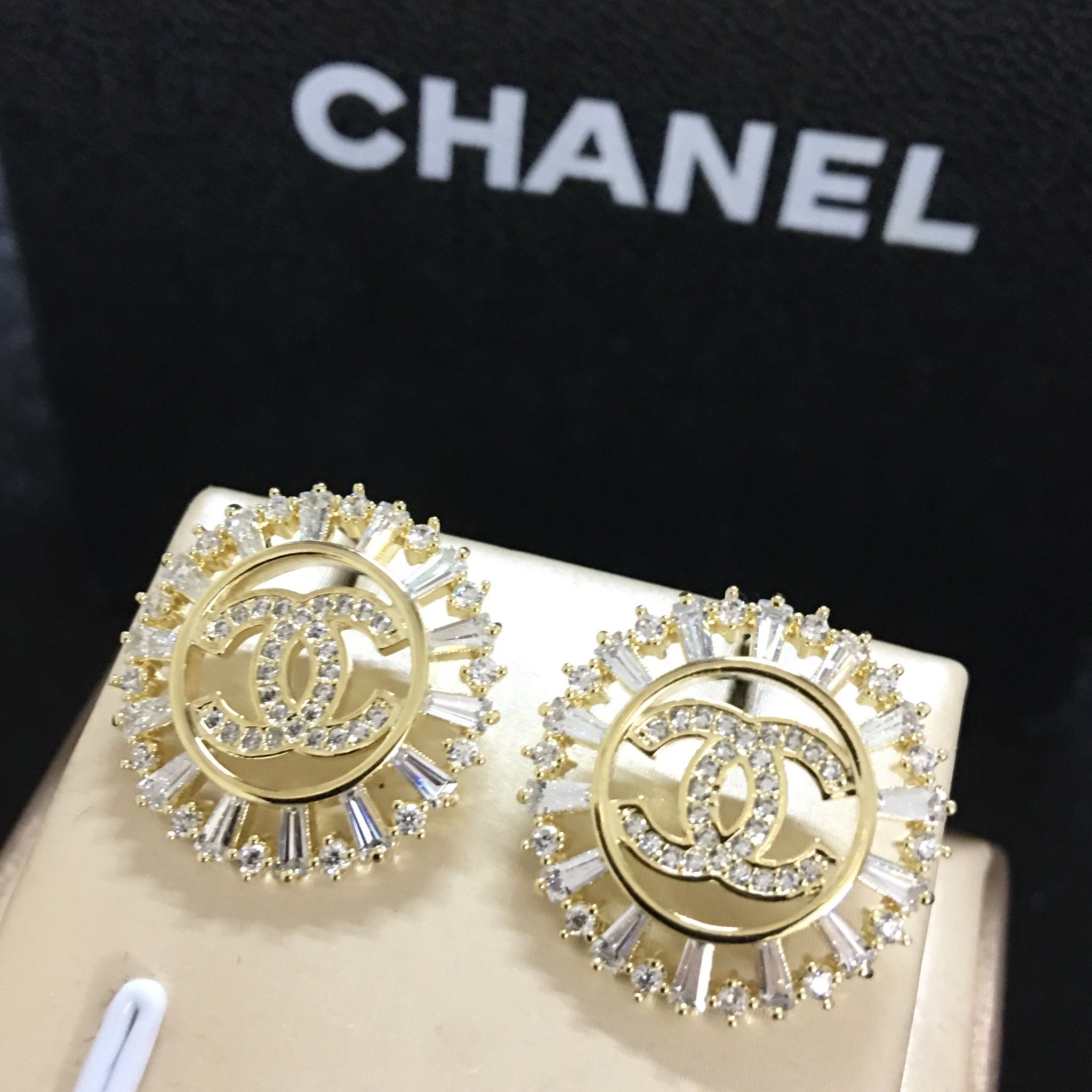 Bông Tai Chanel Bản To Màu Vàng Pha Lê Trắng (BG)