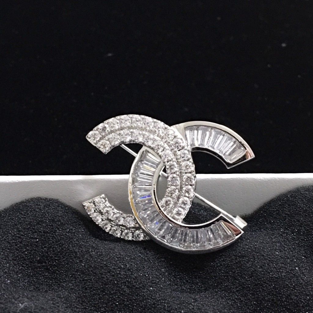 Cài Áo Chanel Màu Trắng Pha Lê (AG)