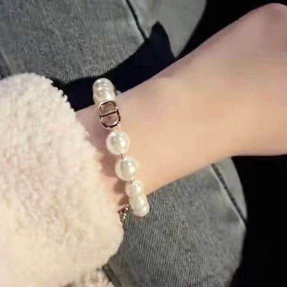 Vòng Tay Dior Màu Vàng Ngọc Trai Trắng Quý Phái (AA)