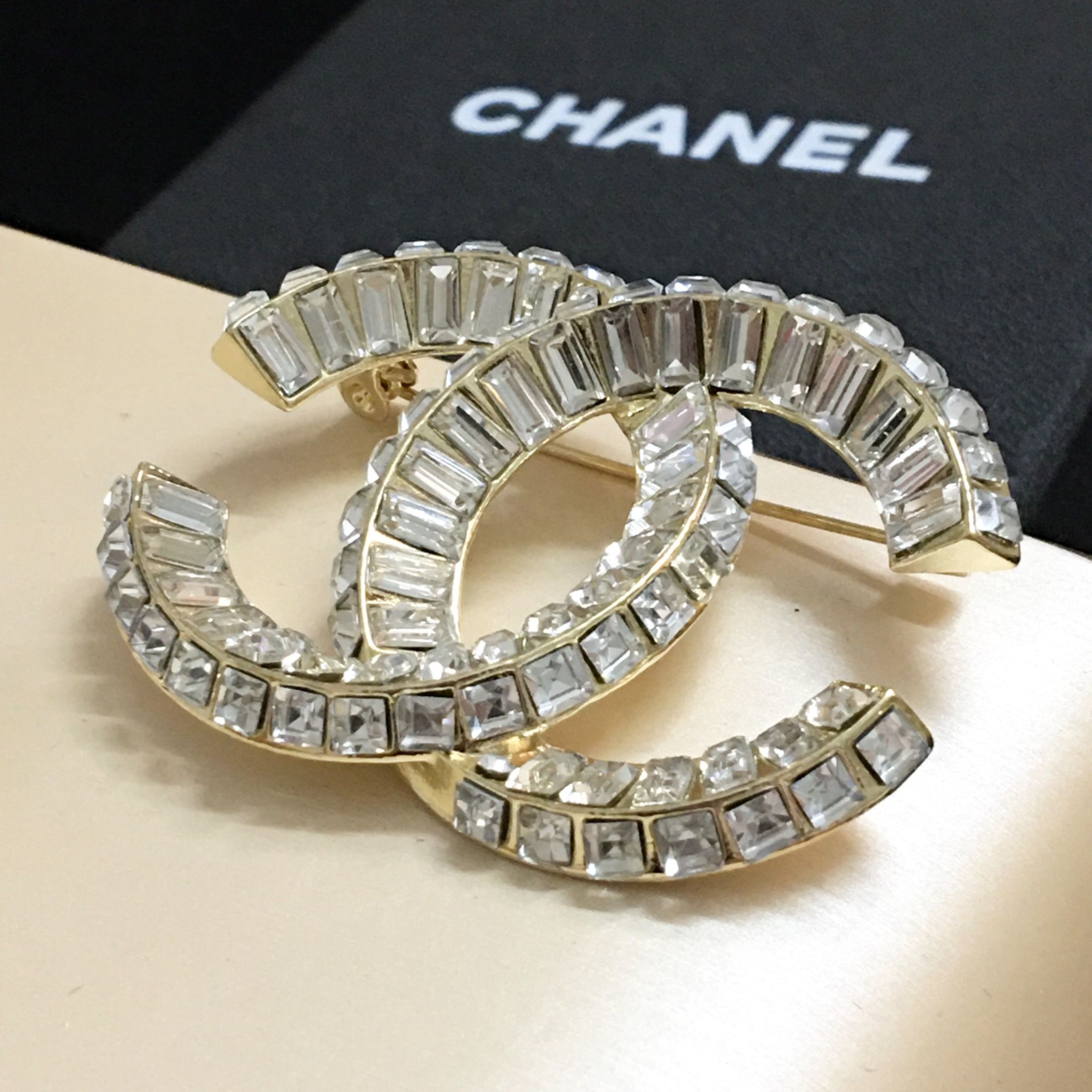 Cài Áo Nam, Nữ - Chanel Màu Vàng Bản To Pha Lê Trắng (BQ)