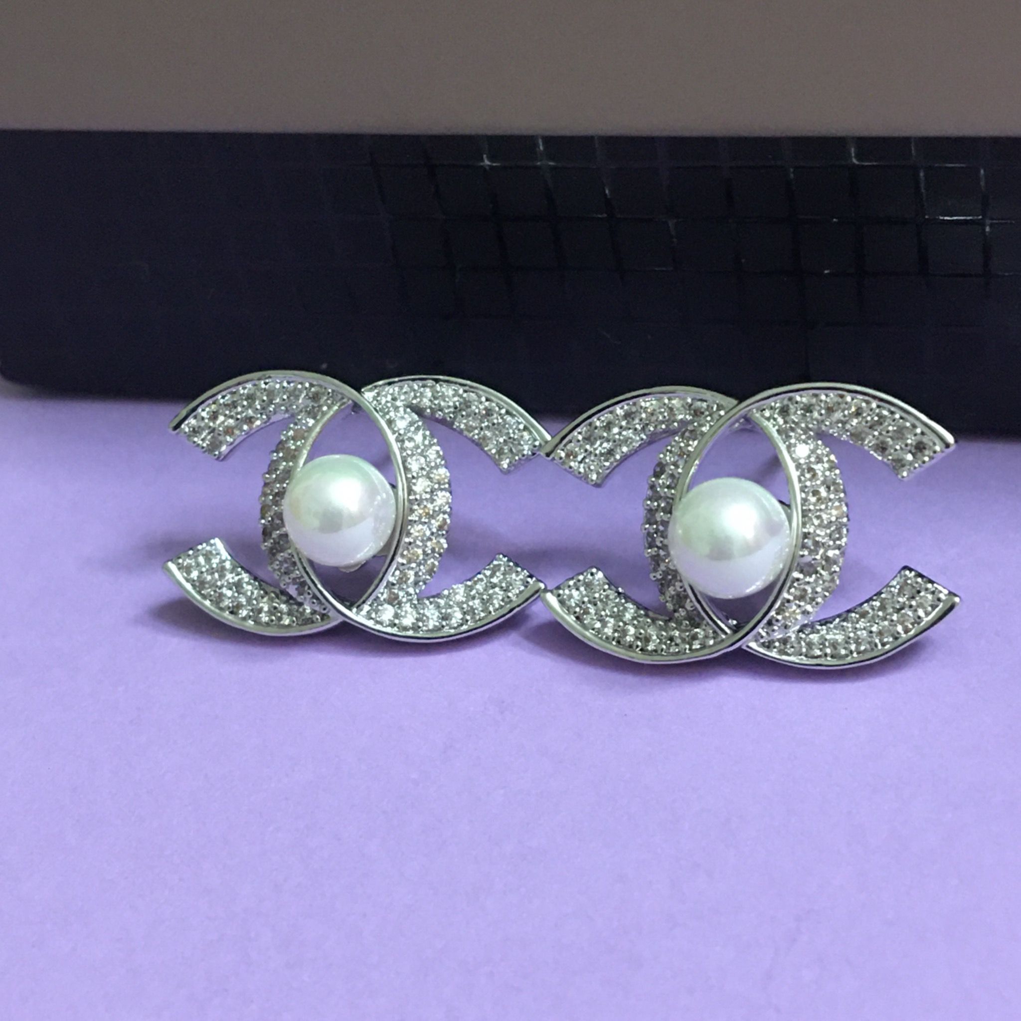 Bông Tai Chanel Màu Trắng Ngọc Trai & Pha Lê (AK)