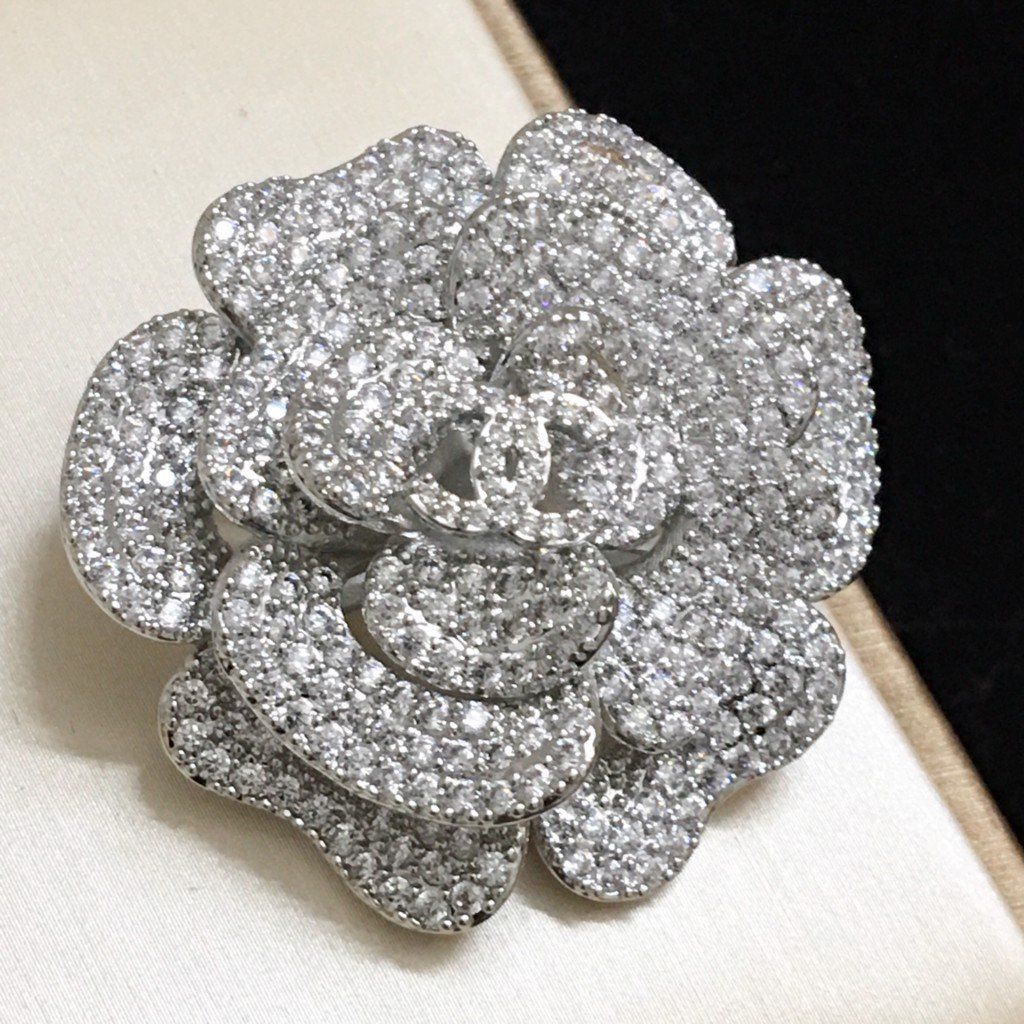 Bộ Trang Sức Hoa Trà Chanel Trắng - Cài Áo & Bông Tai Pha Lê (AJ)