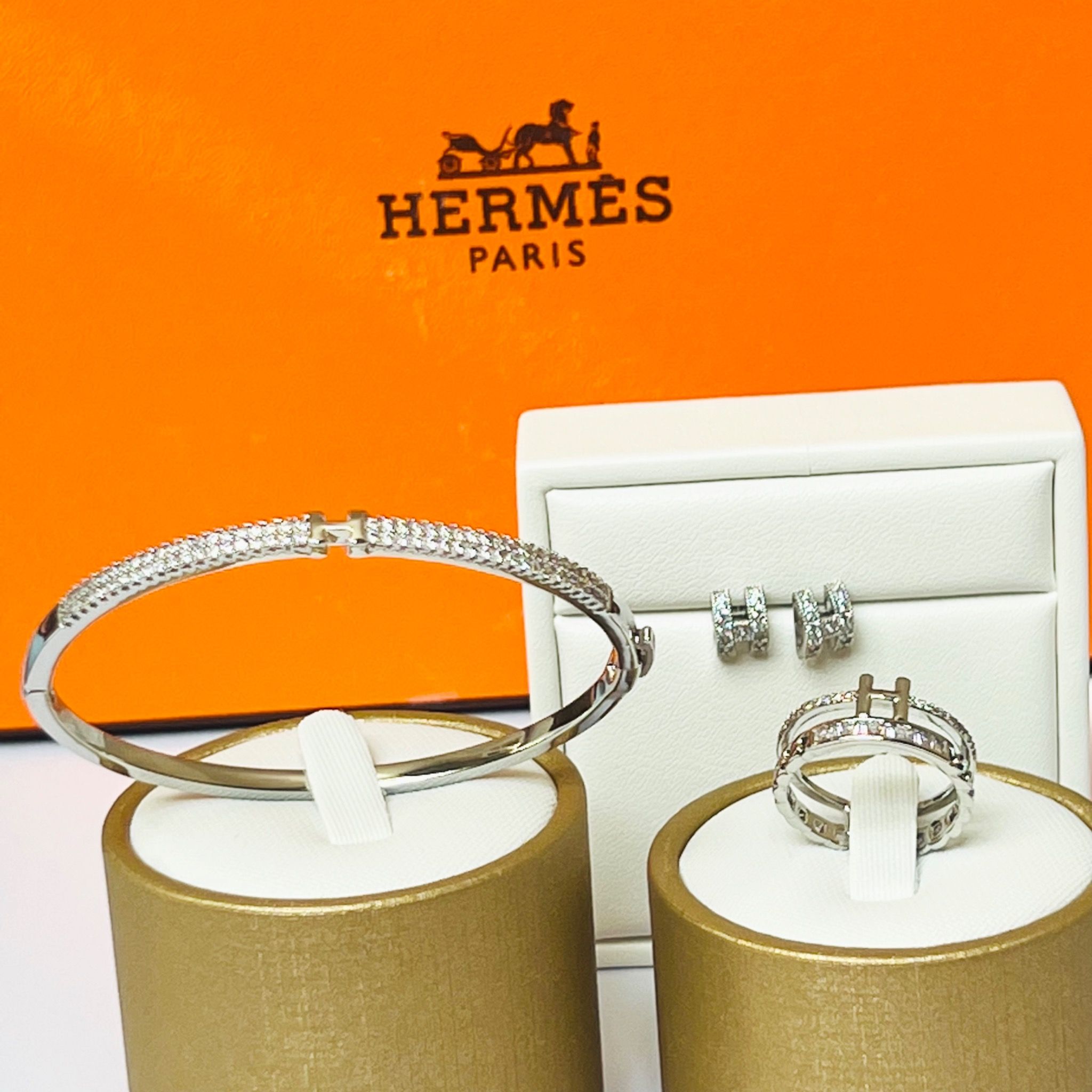 Bộ Trang Sức Hermes Trắng - Vòng Tay, Nhẫn & Bông Tai Pha Lê (AA)