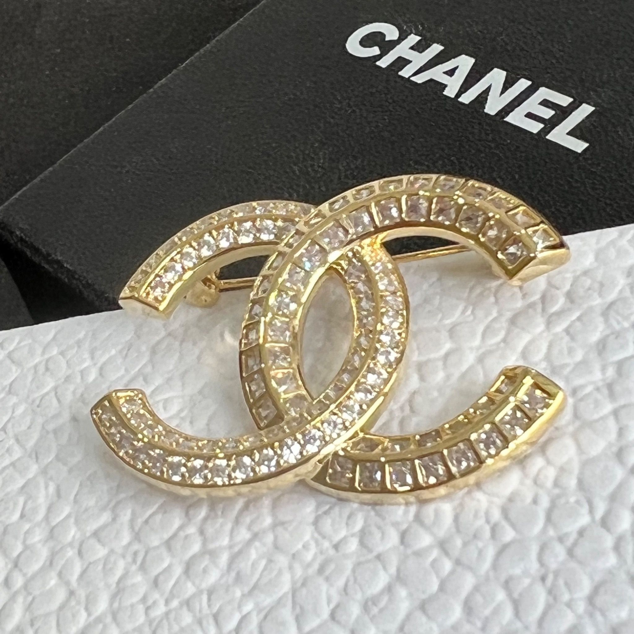 Bộ Trang Sức Chanel Màu Vàng - Cài Áo & Bông Tai Pha Lê Trắng (AK)