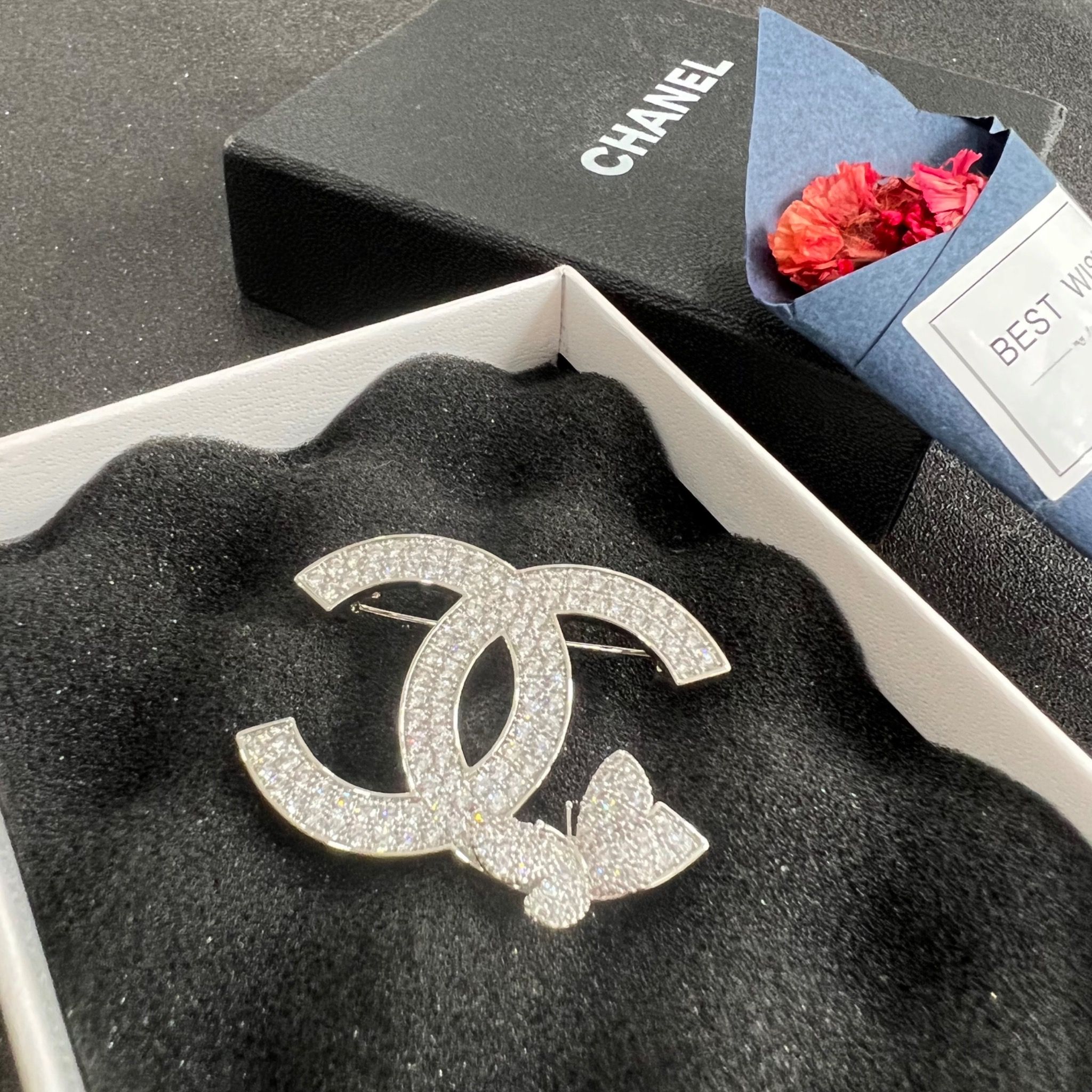 Cài Áo Chanel & Con Bướm Màu Trắng Pha Lê (CQ)