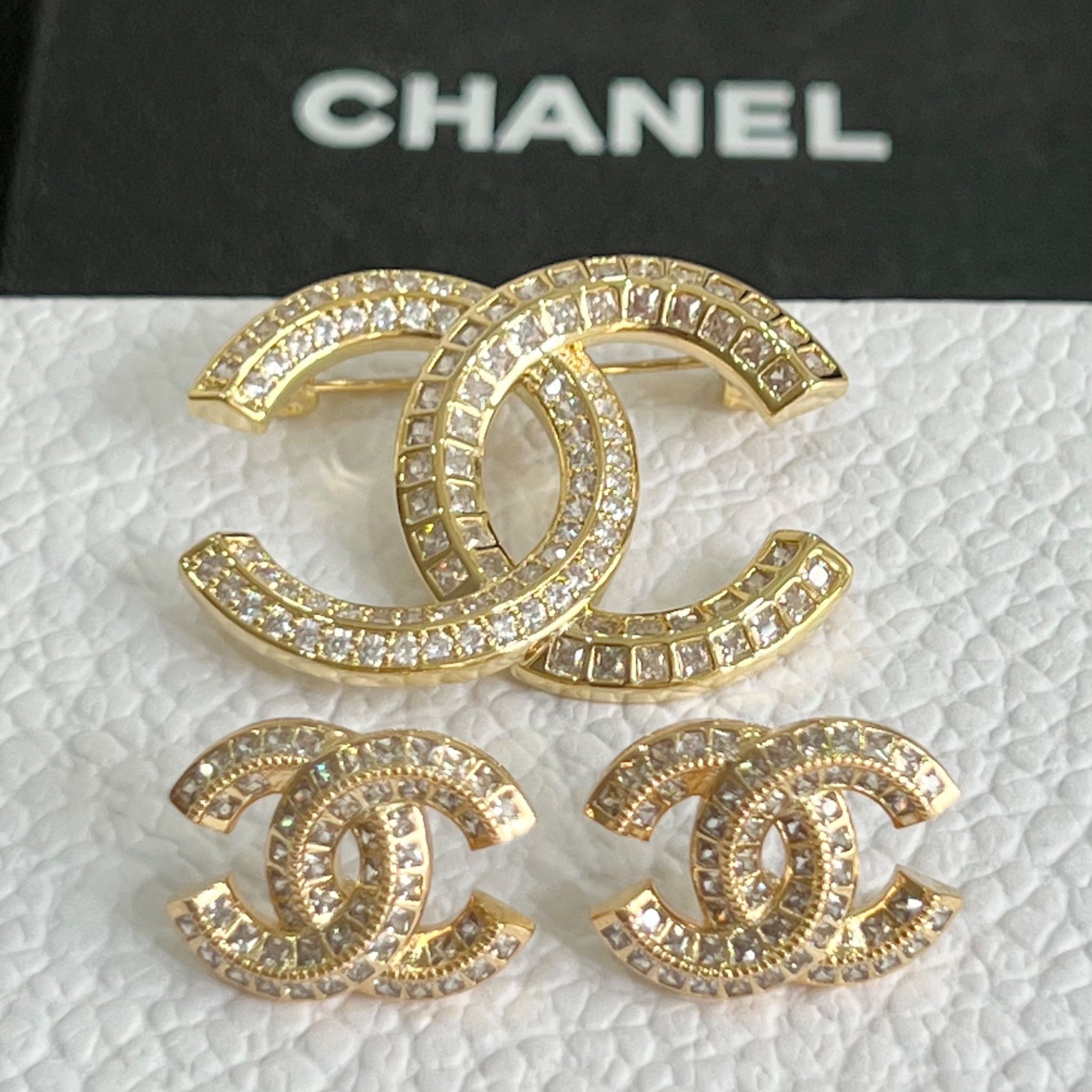 Bộ Trang Sức Chanel Màu Vàng - Cài Áo & Bông Tai Pha Lê Trắng (AK)