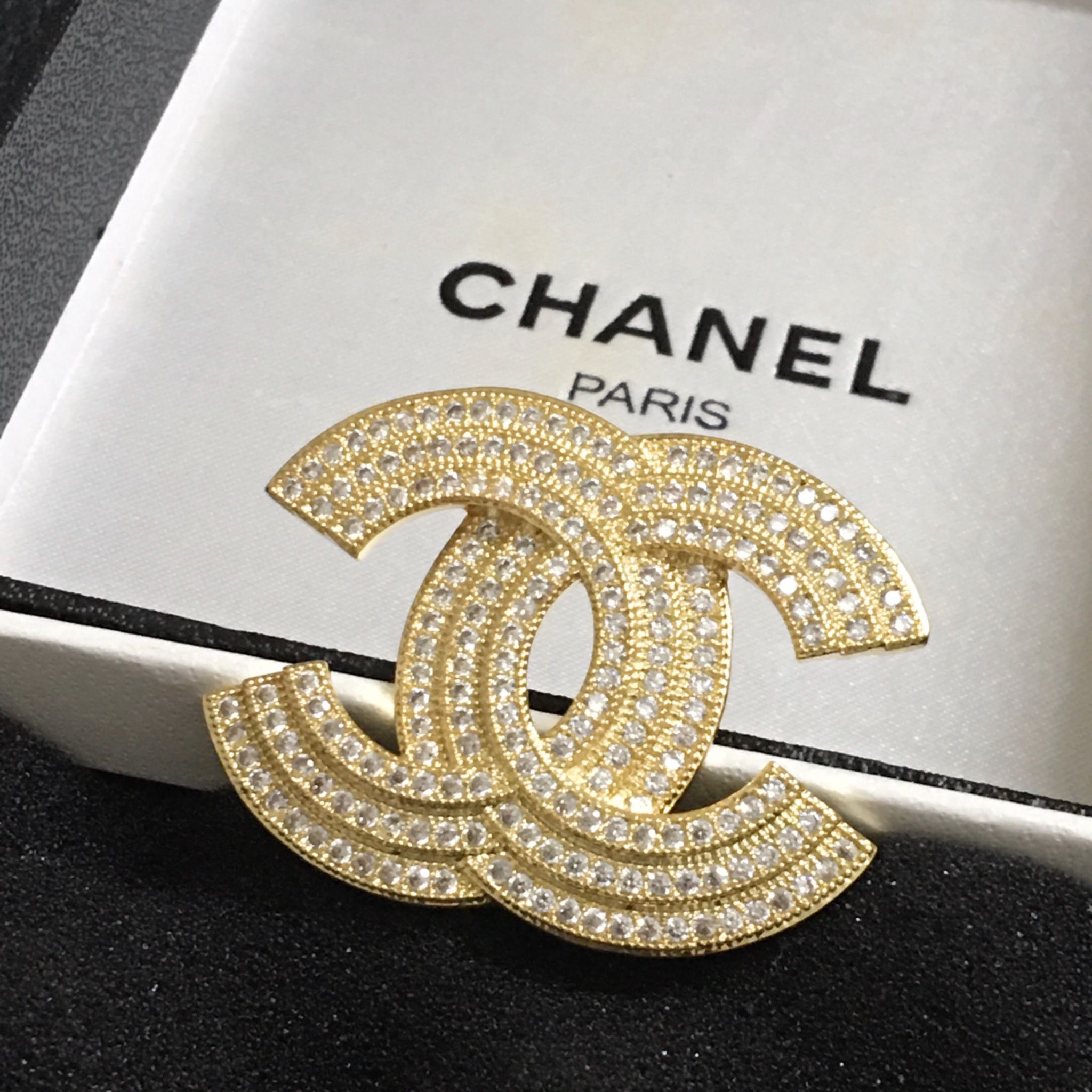 Cài Áo Nam, Nữ - Chanel Màu Vàng Pha Lê Trắng (BN)