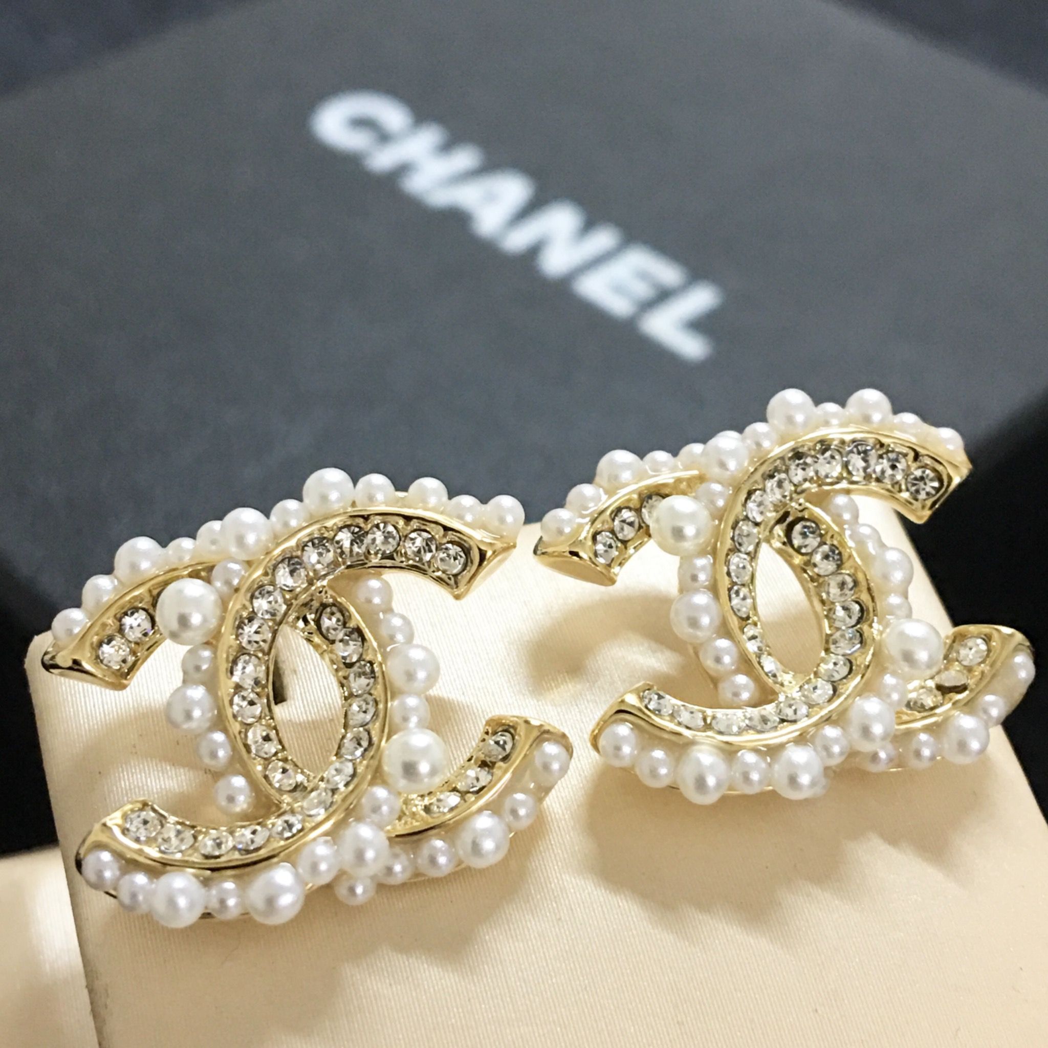 Bông Tai Chanel Bản To Màu Vàng Ngọc Trai & Pha Lê Trắng (BD)